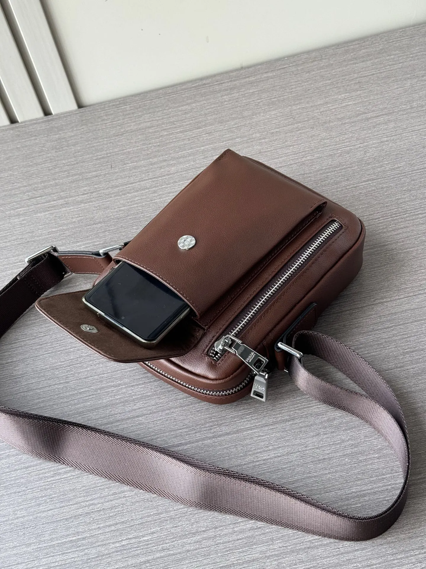 Prada 黑色 牛皮 Logo 斜挎包