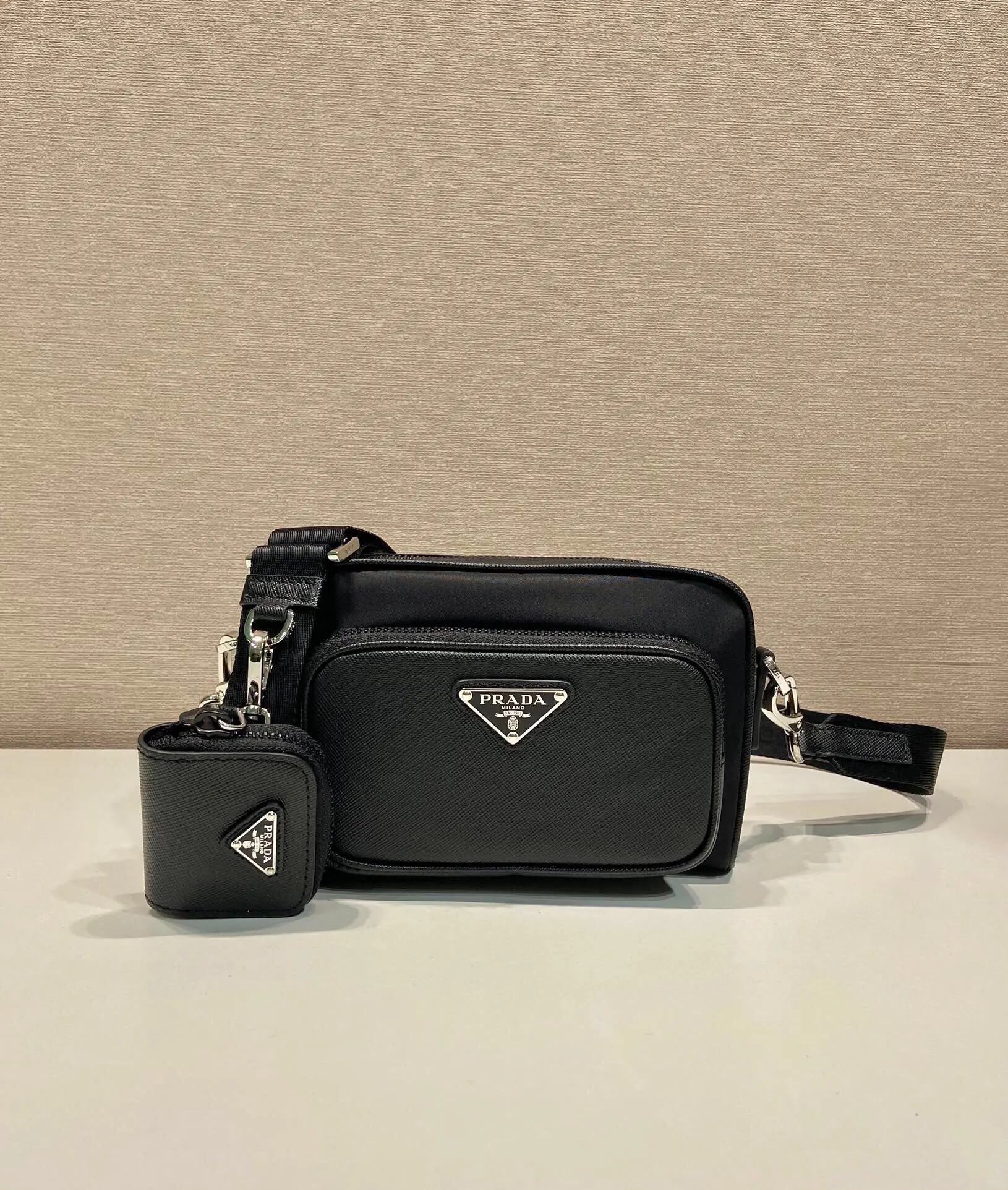 Prada Re-Nylon 2VH172 迷你 皮革 Saffiano 十字紋 單肩包