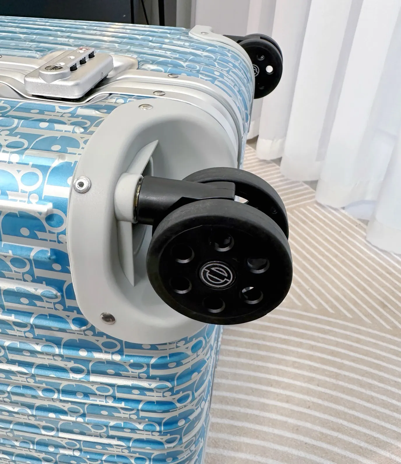 Dior 黑色 藍色 rimowa 聯名款trunk 一级 生产的 行李箱 旅行拉杆款 輕便出行款(數字9) Dior 黑色 藍色 rimowa 聯名款trunk 一级 生产的 行李箱 旅行拉杆款 輕便出行款(數字9)