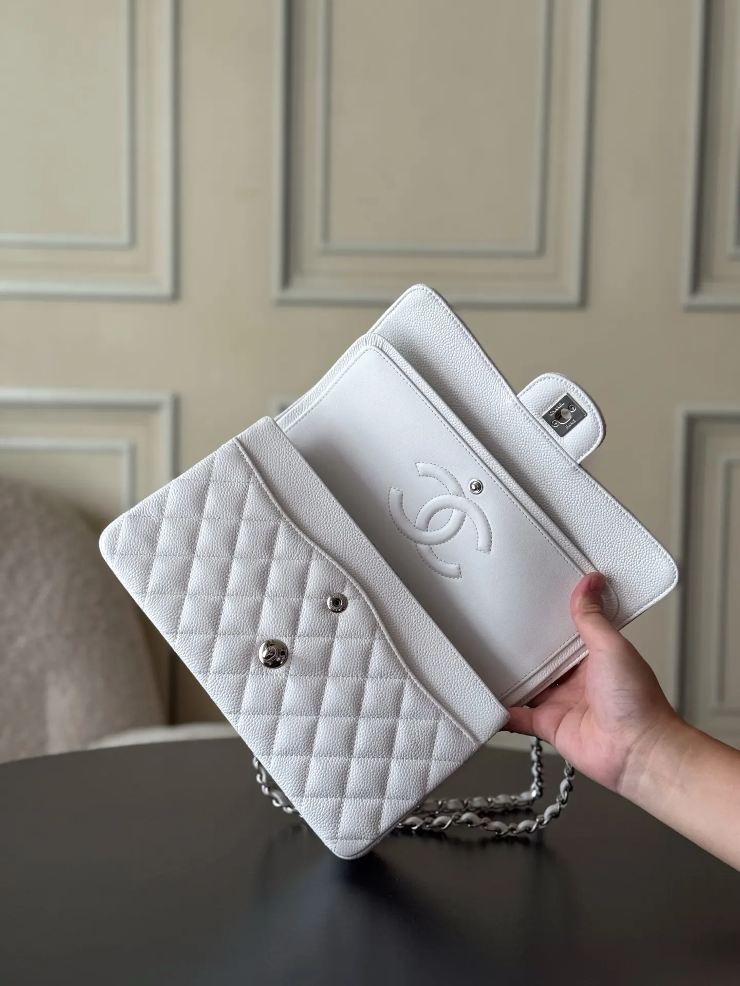 CHANEL 白色鱼子酱牛皮翻盖链条包 银扣款