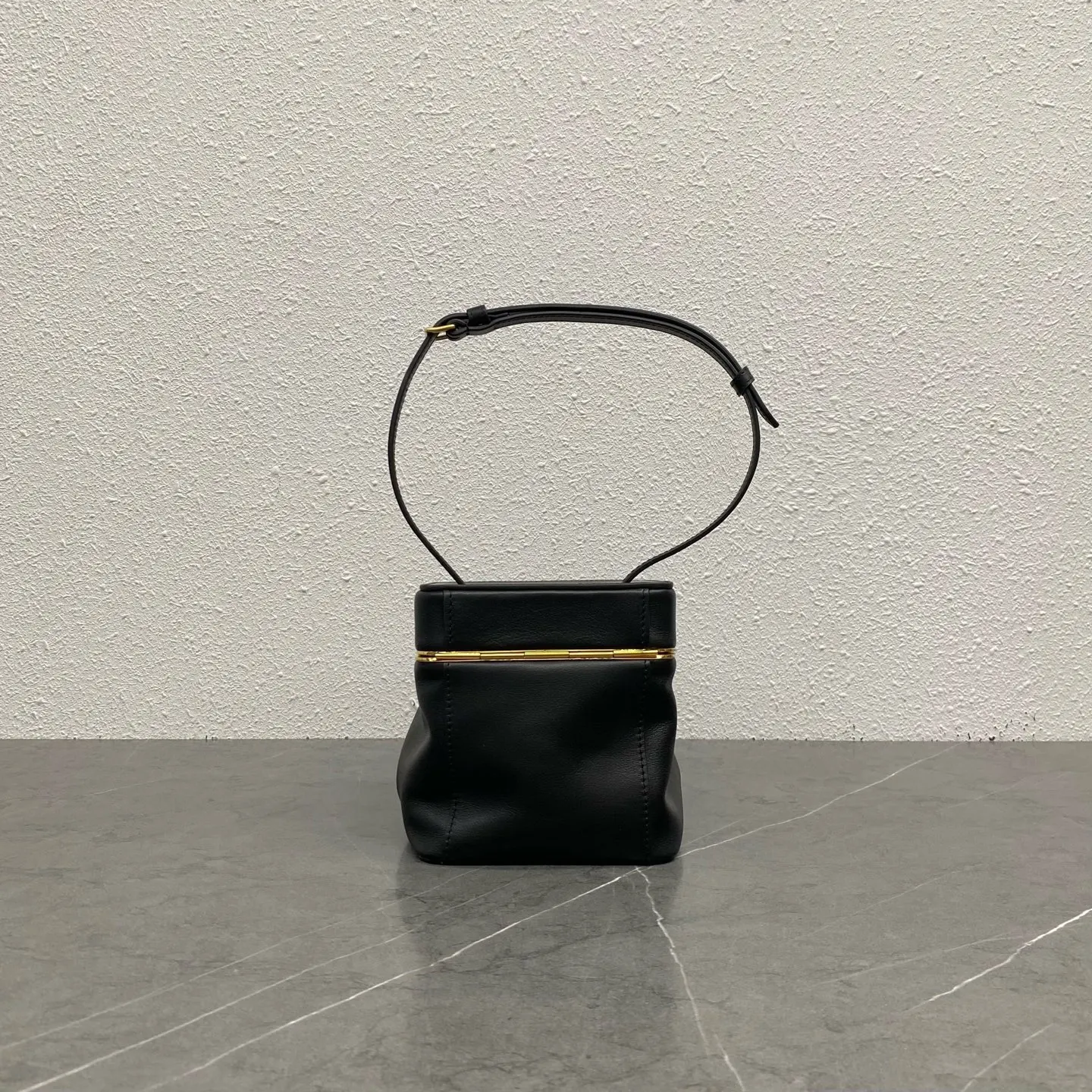 Celine Triomphe 黑色 金色 牛皮 單肩包 日常單肩背款