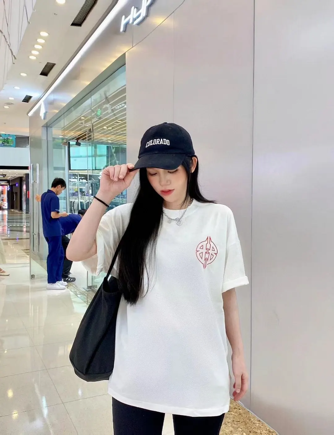 Balenciaga 紅色徽章標識圓領短袖T恤 白色(數字8) Balenciaga 紅色徽章標識圓領短袖T恤 白色(數字8)