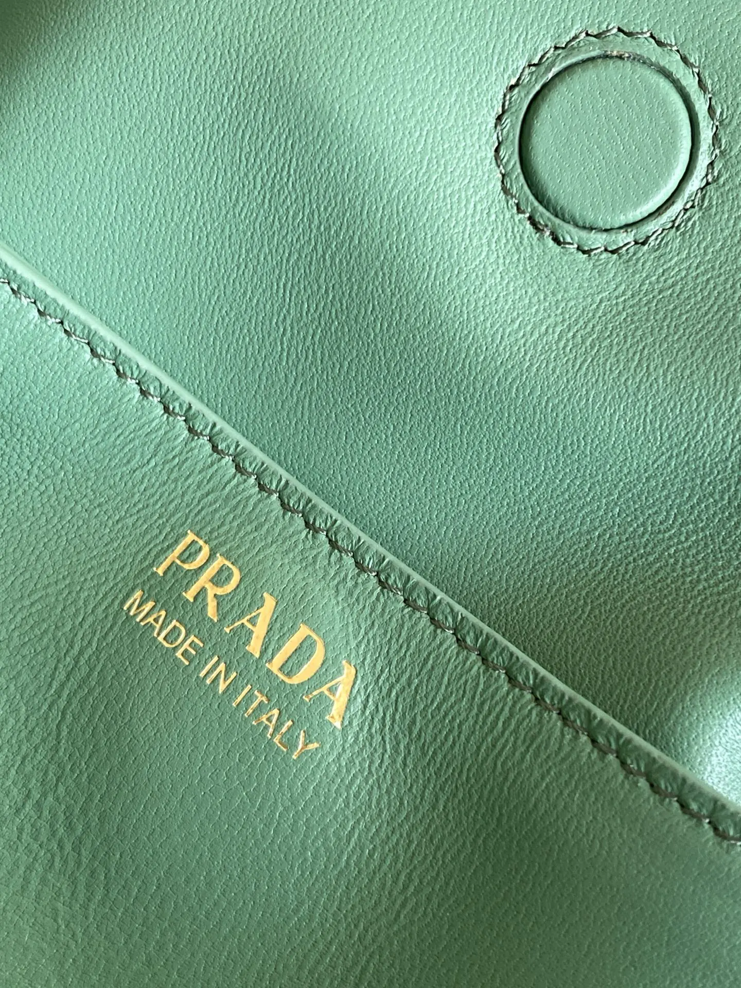 Prada 1BG586 皮革 单肩包