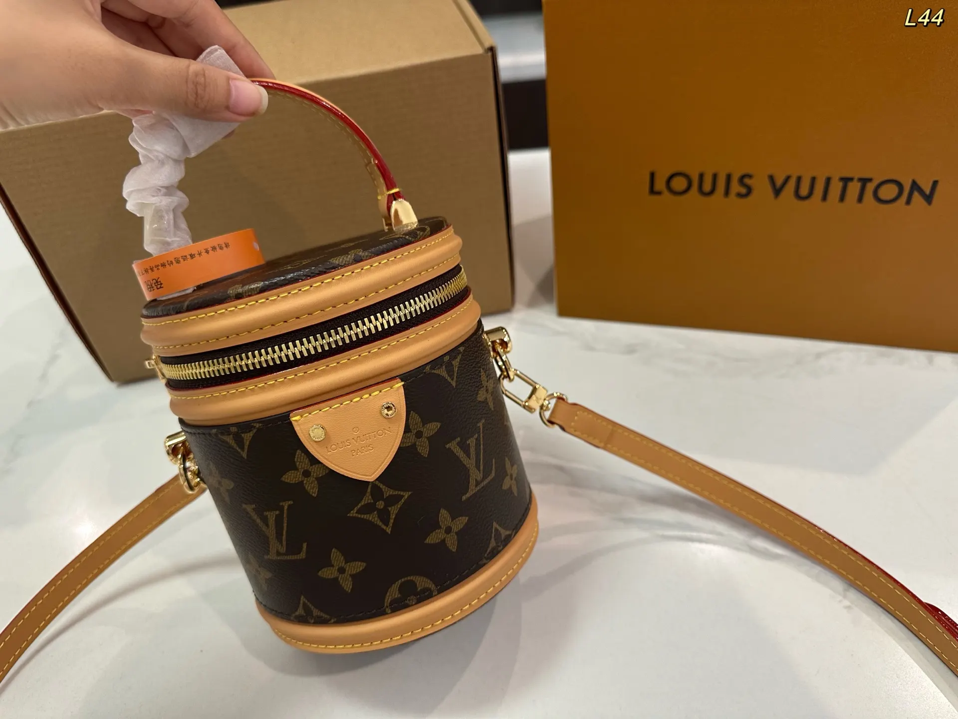 LV 钢五金 水桶包 休闲水桶款