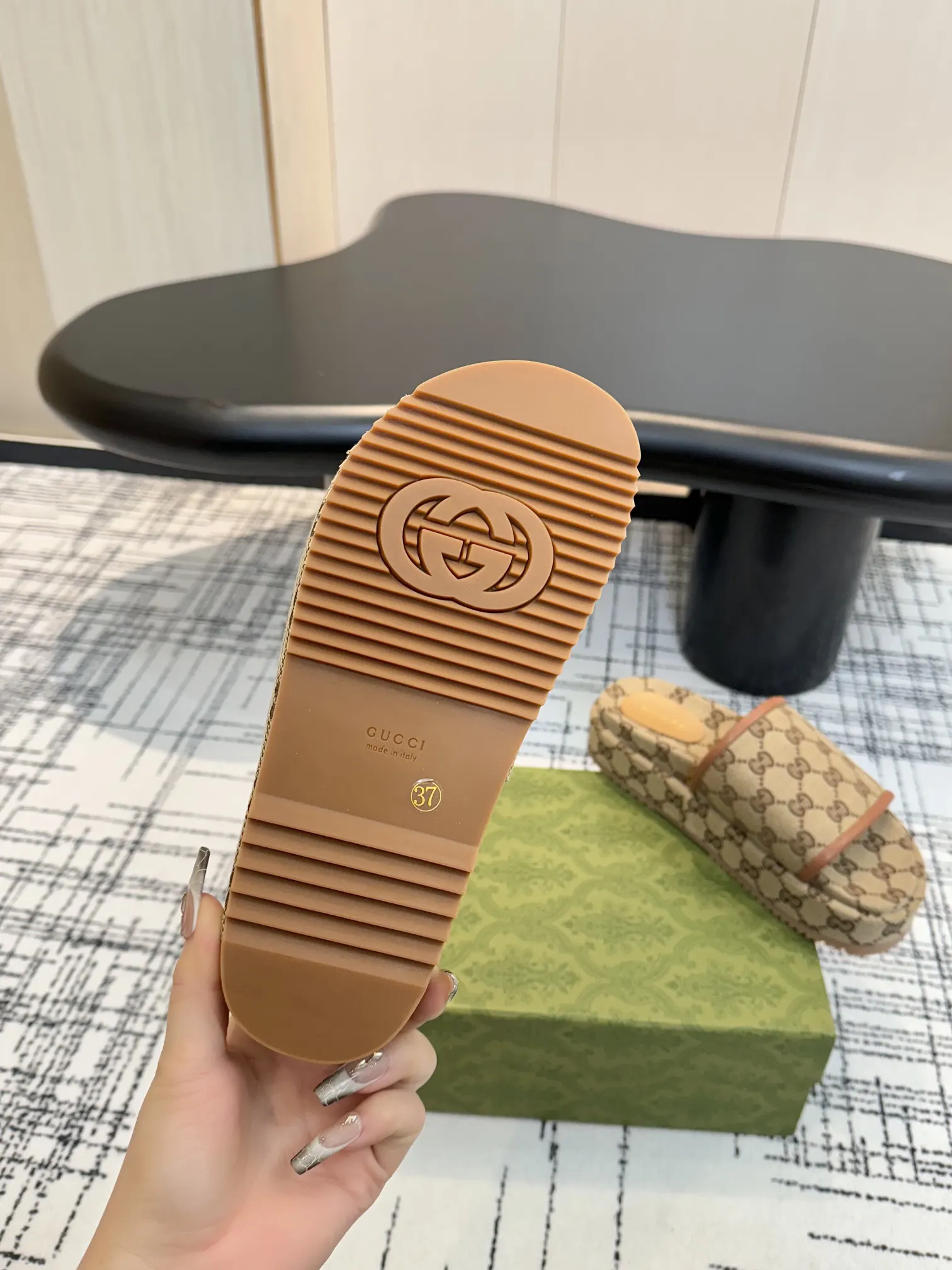 Gucci GG老花平底拖鞋 棕色休闲款