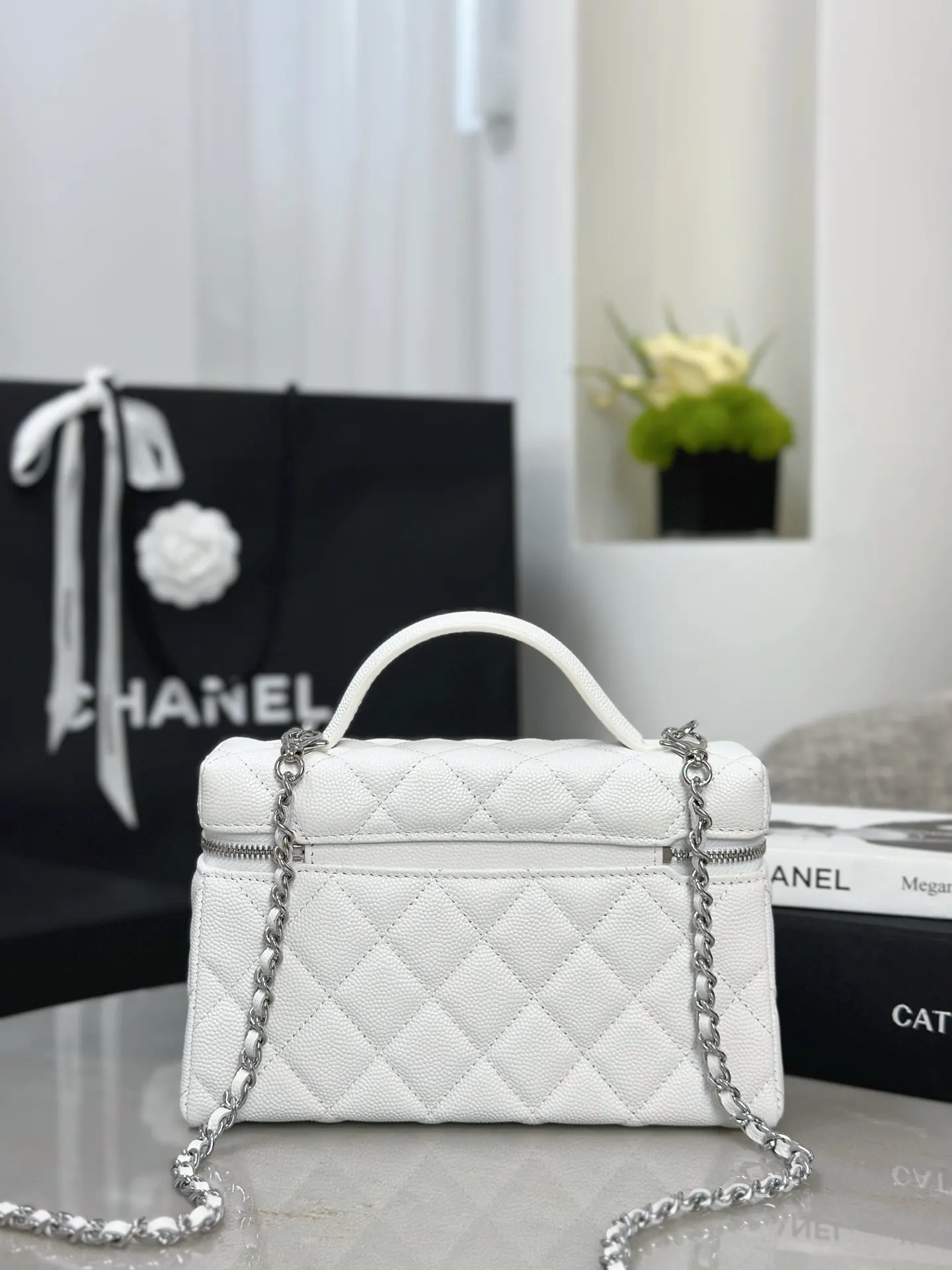 CHANEL 19 Bag 白色荔枝纹牛皮链条包 迷你款