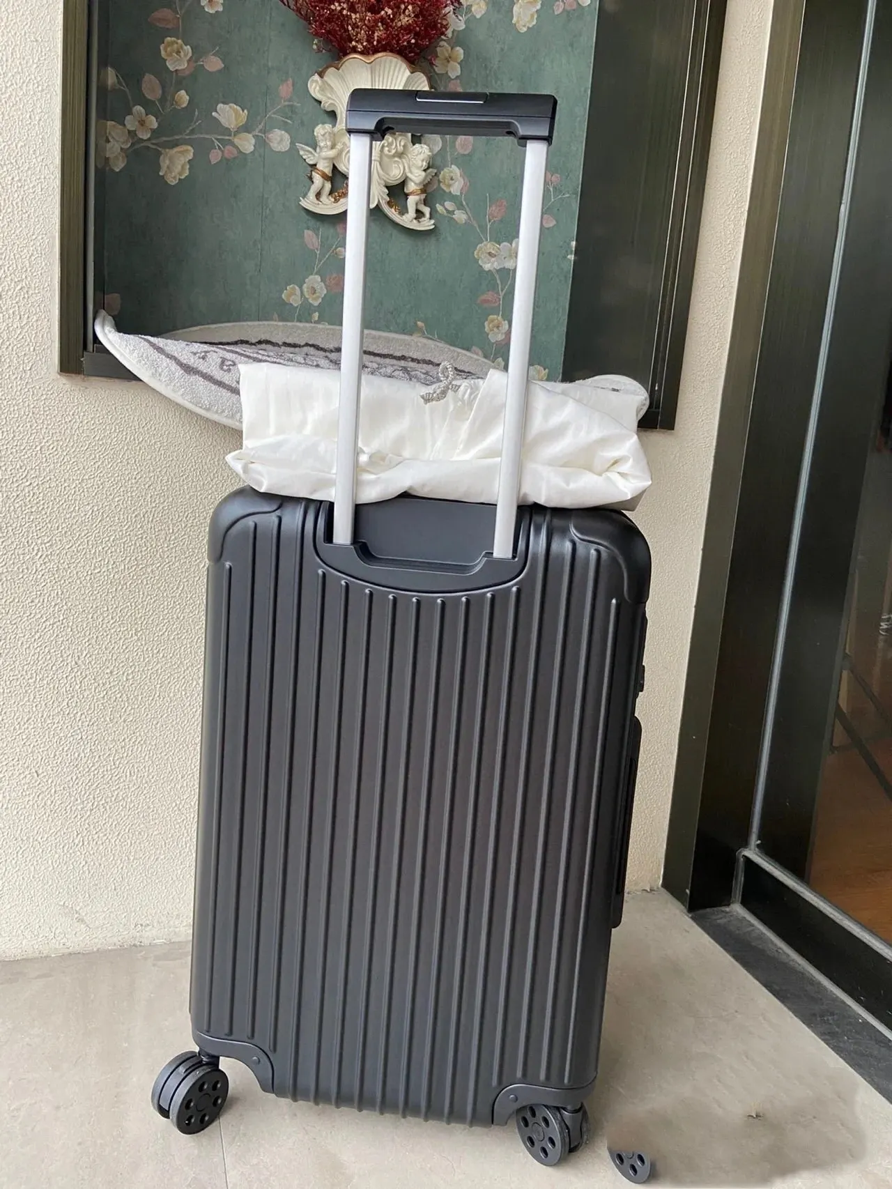 黑色 白色 RIMOWA 日默瓦Essential 系列旅 行李箱 旅行拉杆款 輕便出行款