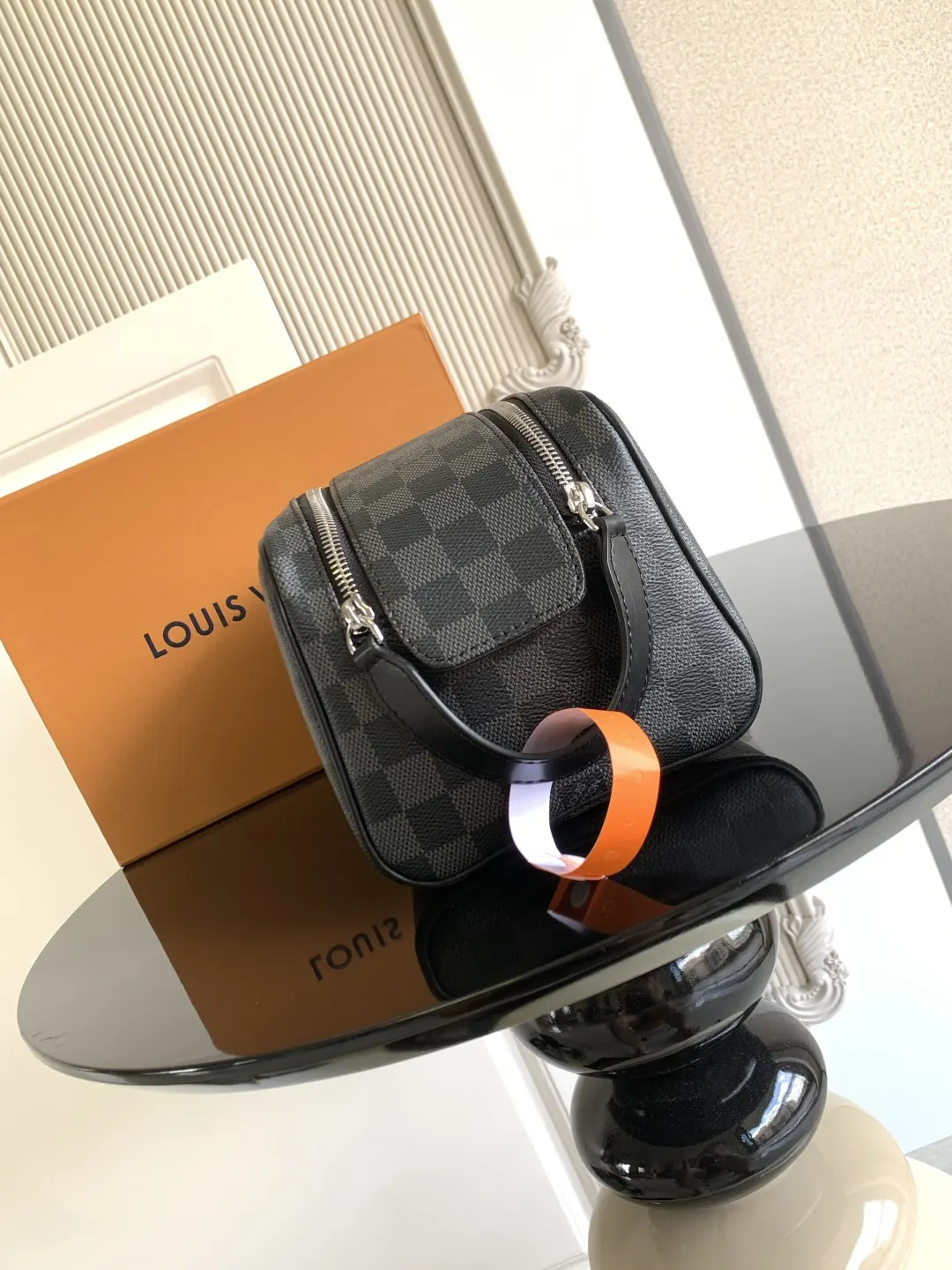 LV 牛皮 皮质宽手柄可舒适提携 亦可置于挂钩上 实乃不可或缺的 收纳包 旅行收纳款
