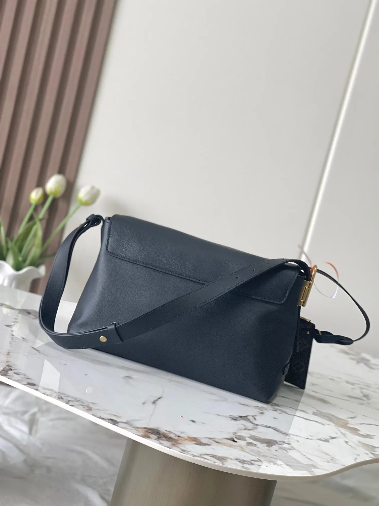 LV black brown color scheme messenger bag Image 3 LV black brown color scheme messenger bag Image 3