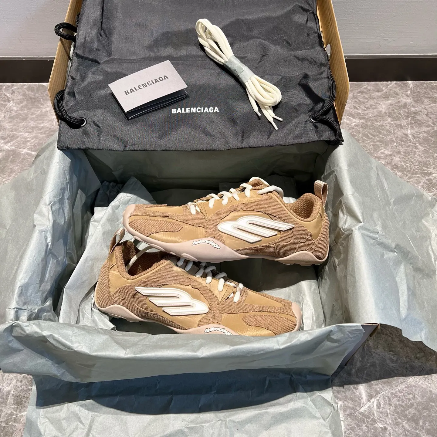 Balenciaga 單肩包 日常搭配