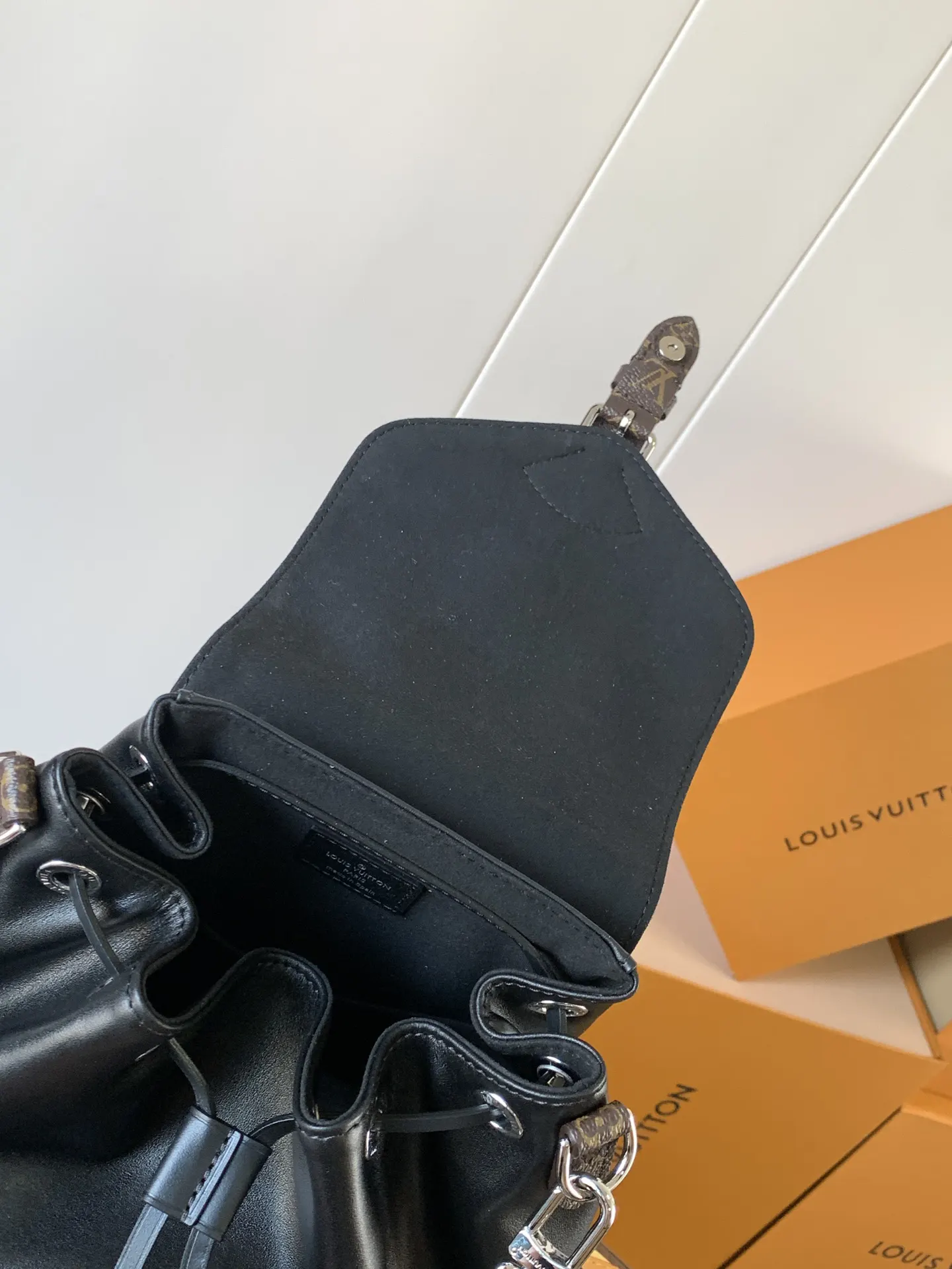 LV 羊皮 拉链前袋令小件物品稳妥随行 雙肩包 实用雙肩款