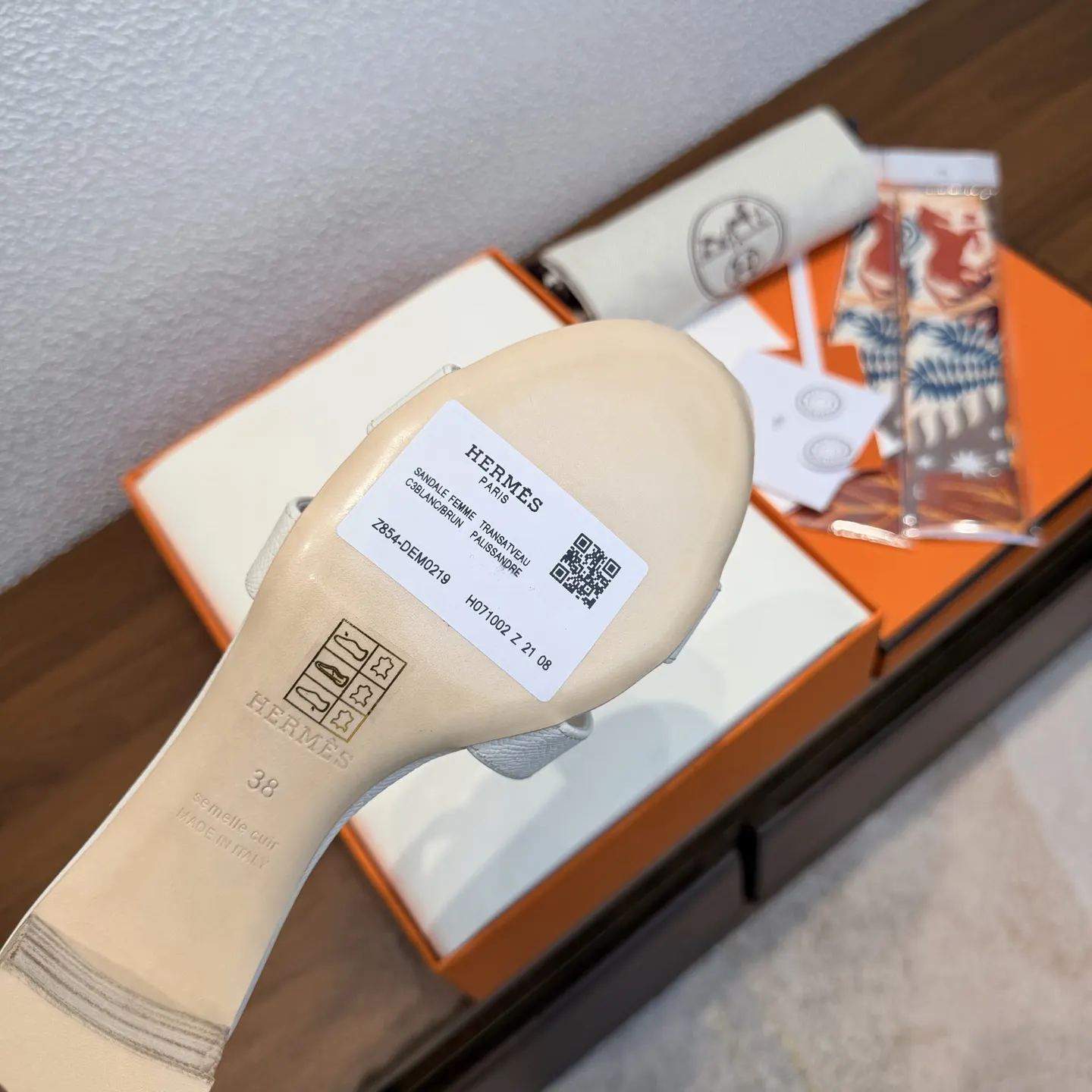 Hermès Oran 经典全色系 拖鞋 舒適(數字8) Hermès Oran 经典全色系 拖鞋 舒適(數字8)