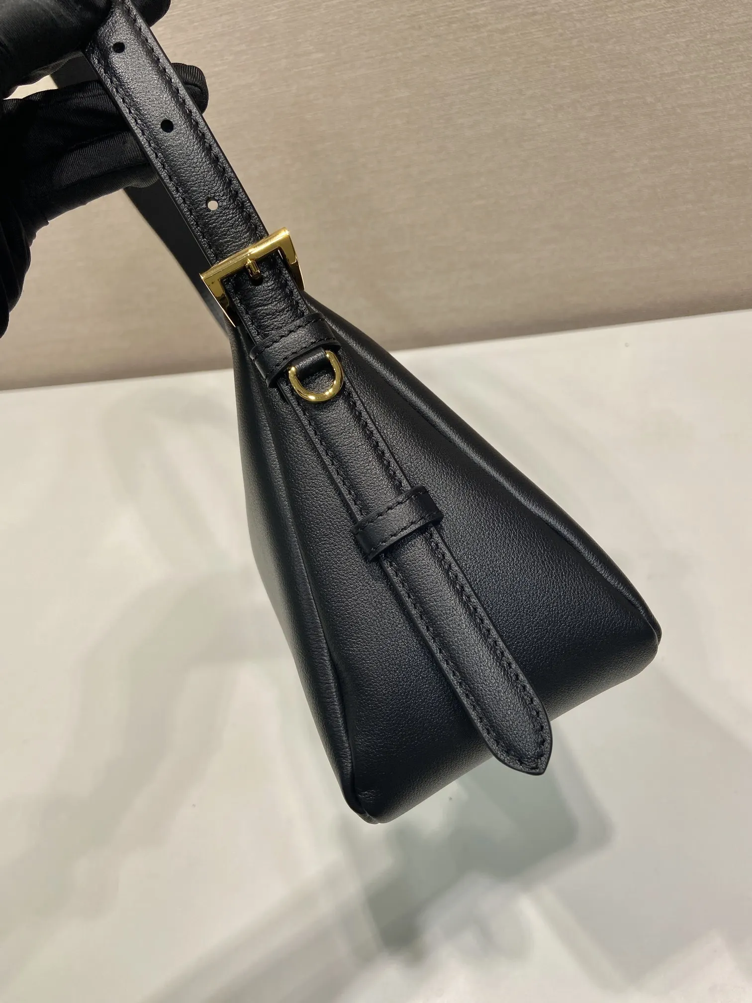 PRADA 牛皮 三角标 腋下包 日常通勤款
