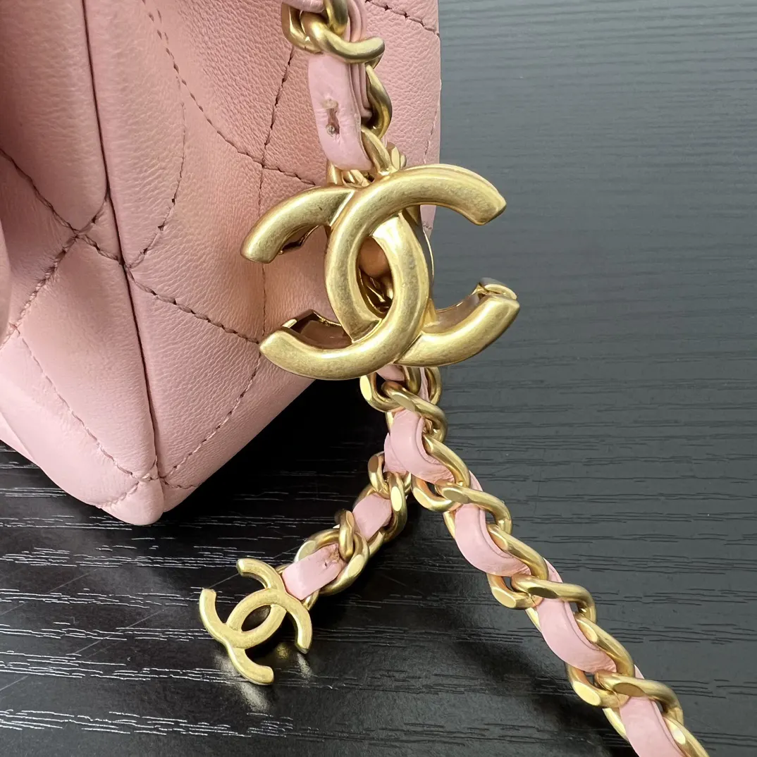 CHANEL 粉色小羊皮菱格链条包 迷你款