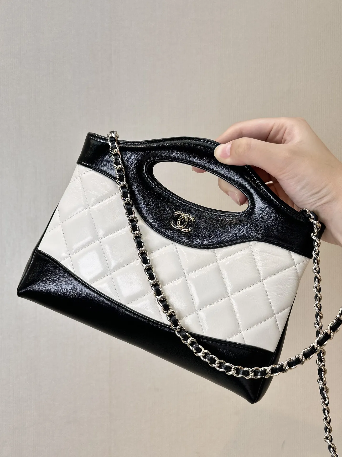 Chanel Oil Wax Sheepskin Chain Bag One Shoulder Cross Image 3 Chanel Oil Wax Sheepskin Chain Bag One Shoulder Cross Image 3
