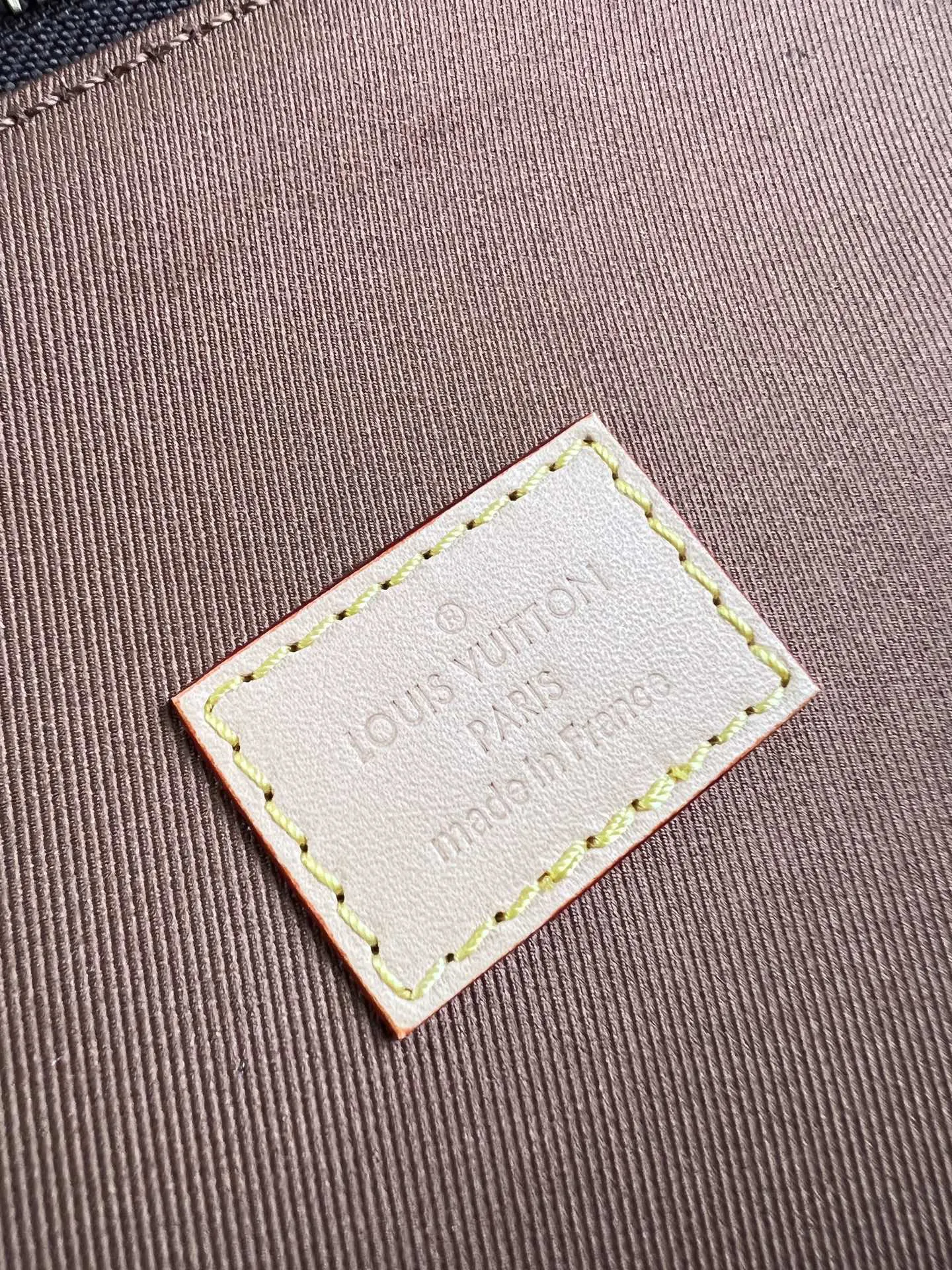 LV 老花 牛皮 既可置于行李箱内有序收纳物品 亦可在抵达后外带背携随 旅行拉杆款 轻便出行款