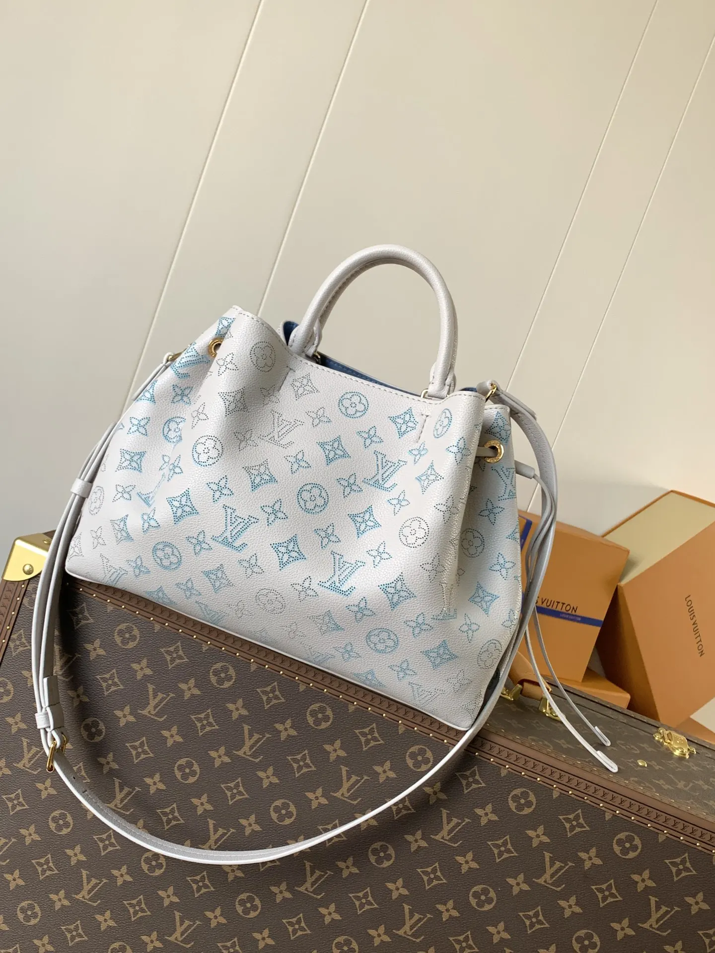牛皮 宽敞空间和拉链内袋方便存放日常所需和贵重物品 成就跨 托特包 大容量托特款