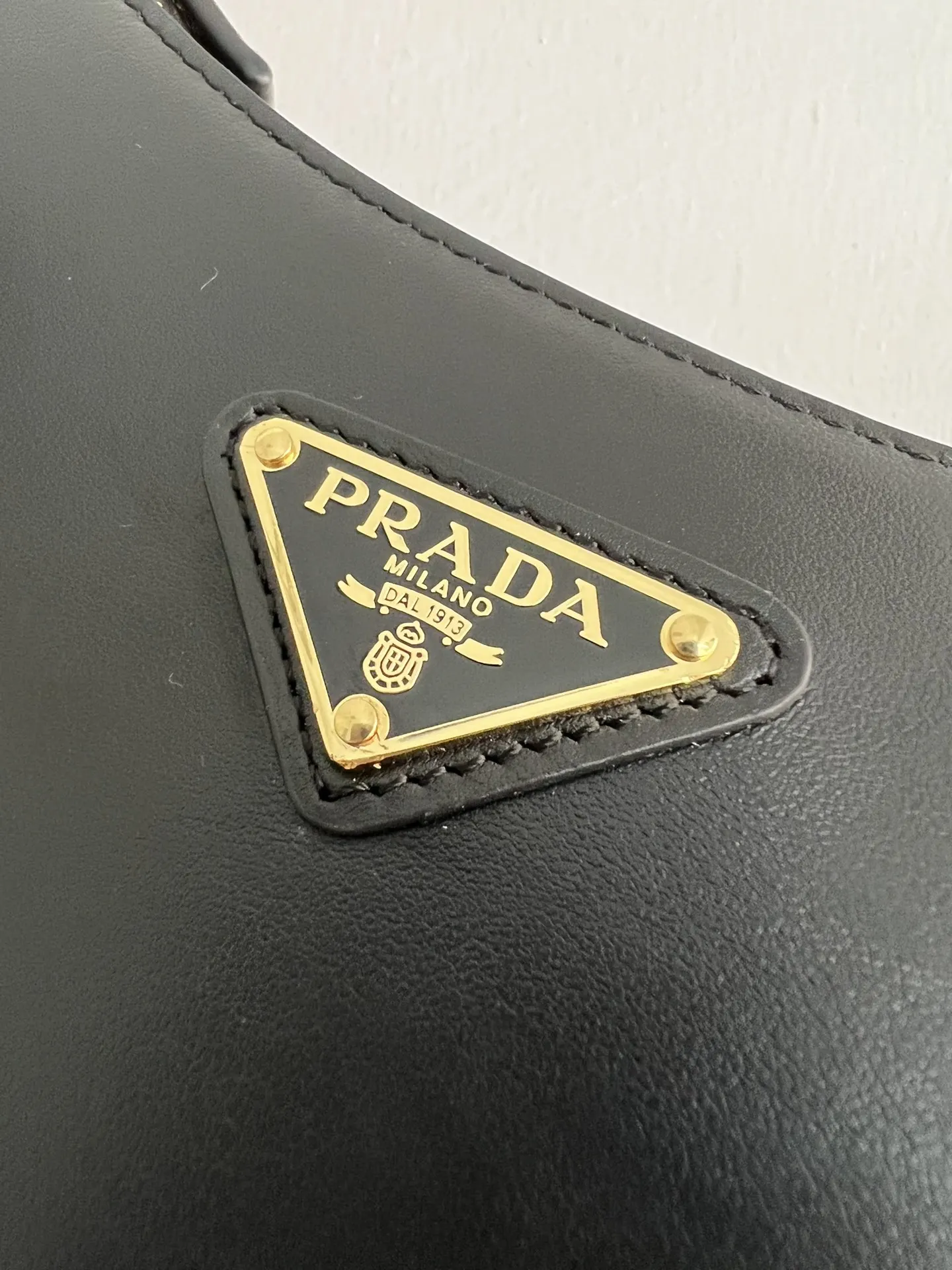 Prada 牛皮 羊皮 双肩背包 轻便实用