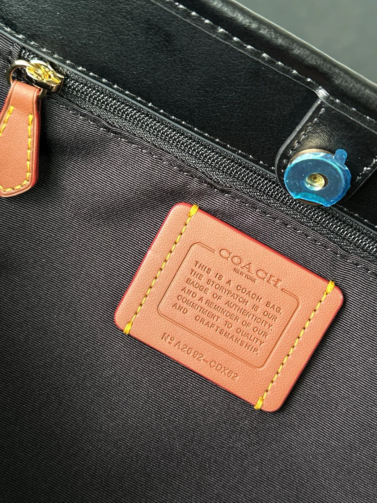 Coach 老花 卡其 經典老花涂层PVC材质 耐磨抗造 日常摩擦 轻微淋溅 托特包 大容量托特款