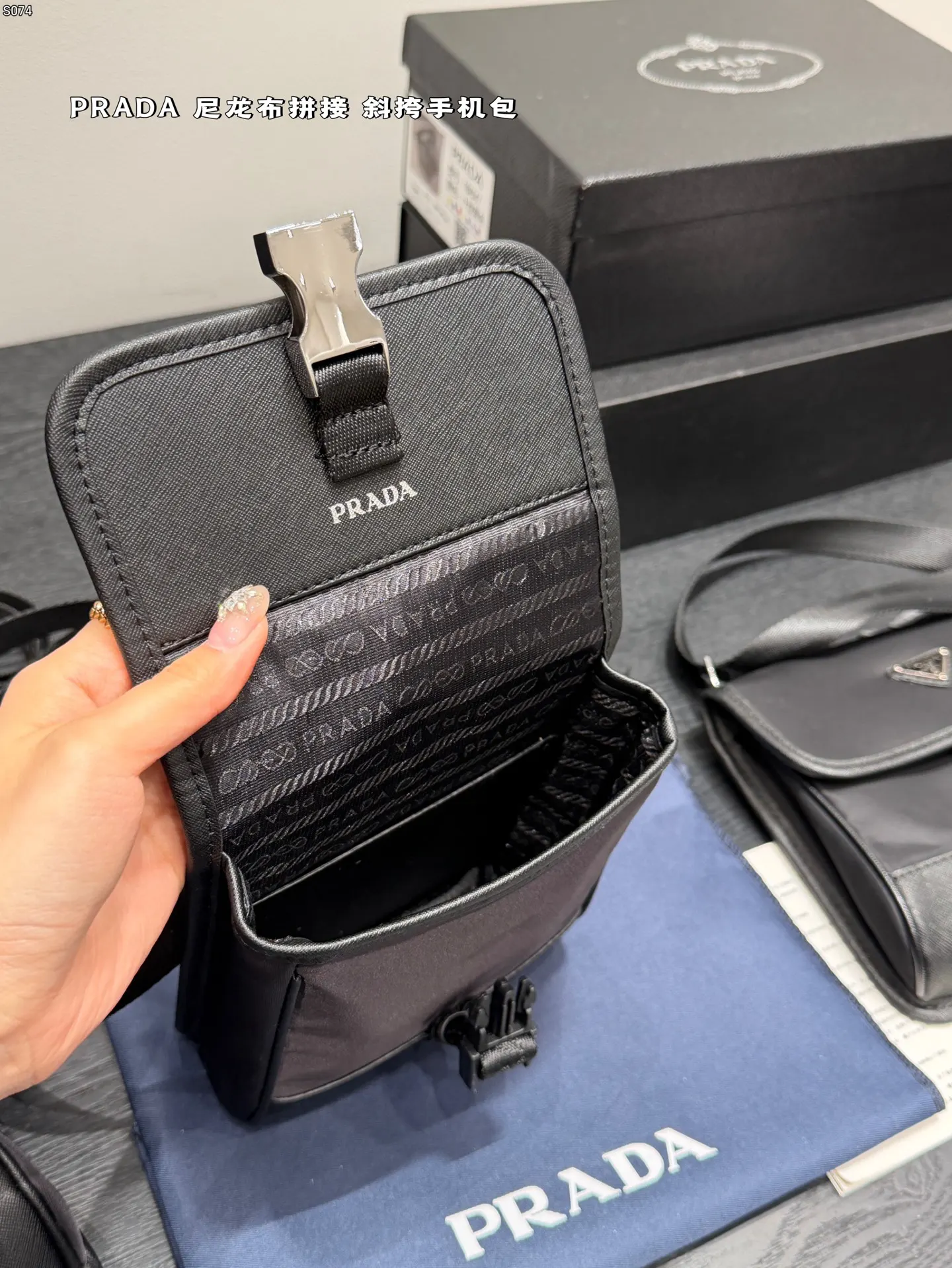 PRADA 黑色 Re-Nylon尼龙 Saffiano十字纹牛皮 斜挎包 日常通勤款