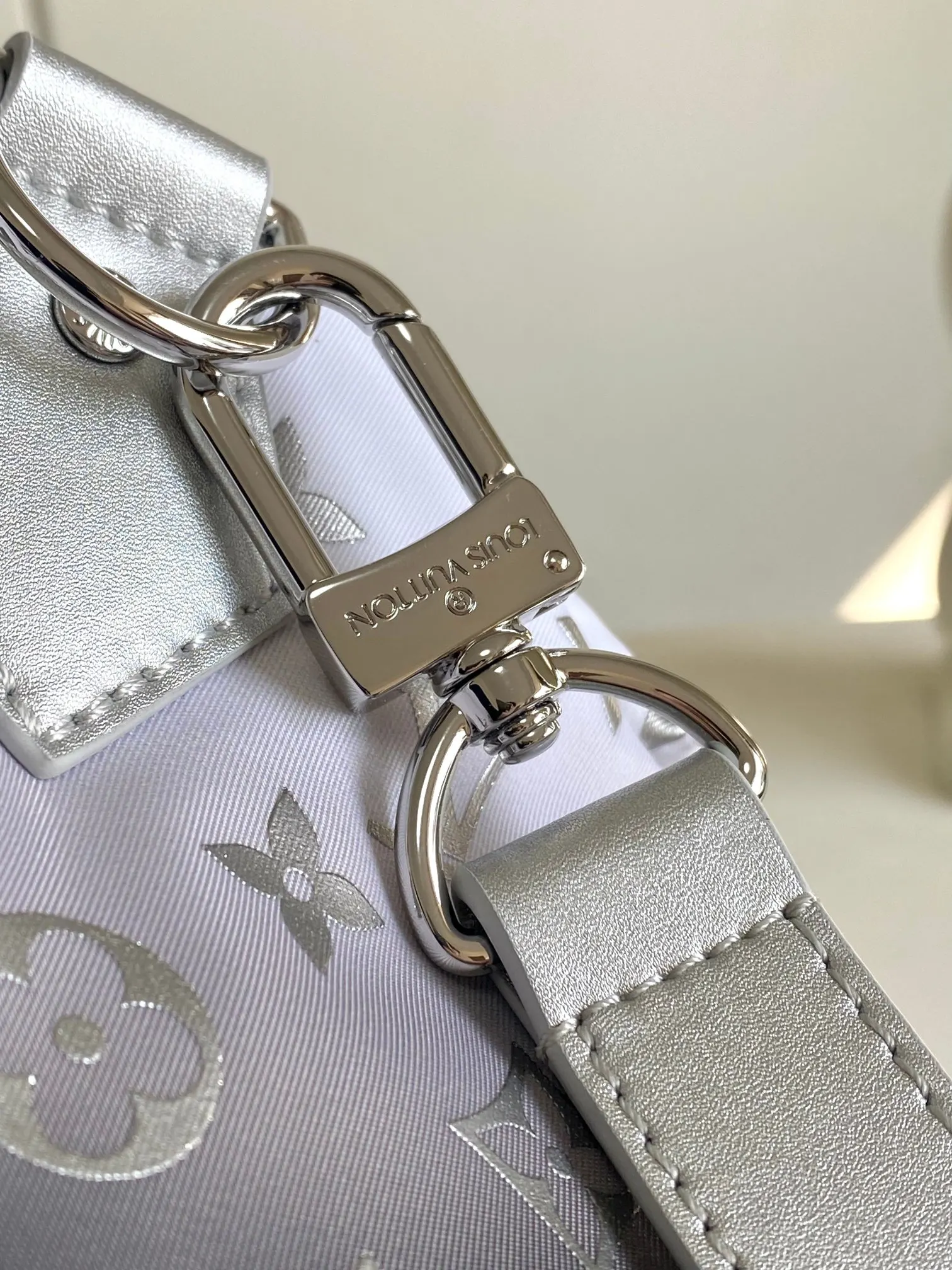 Louis Vuitton 银色 Monogram 单肩包