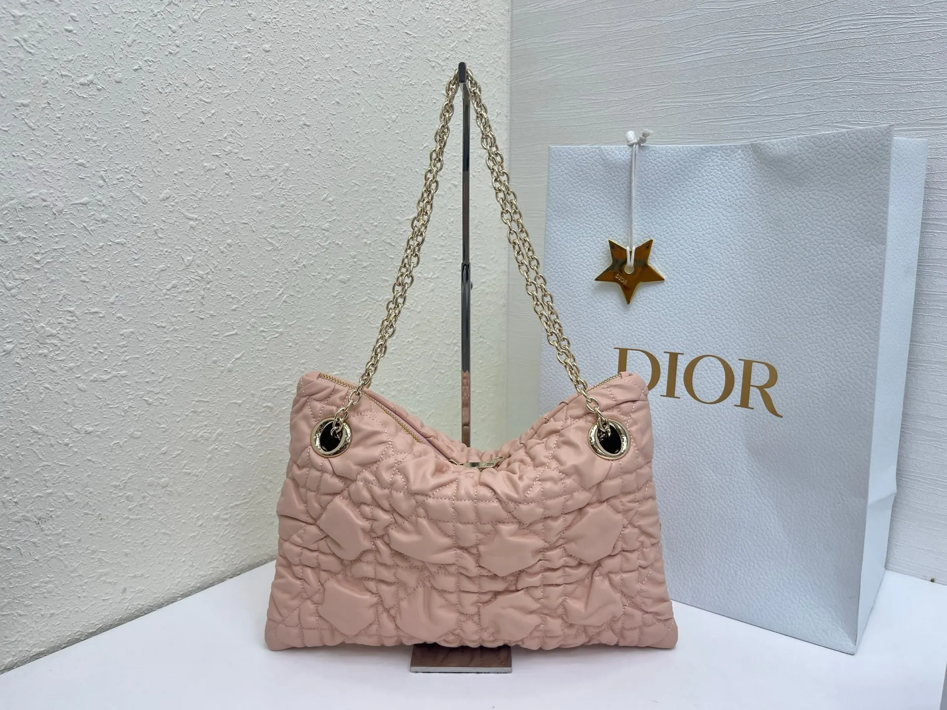 Dior 突显饰以蓬蓬超大藤格纹的新材质 为经典图案注入立体风 链条包 精致链条款