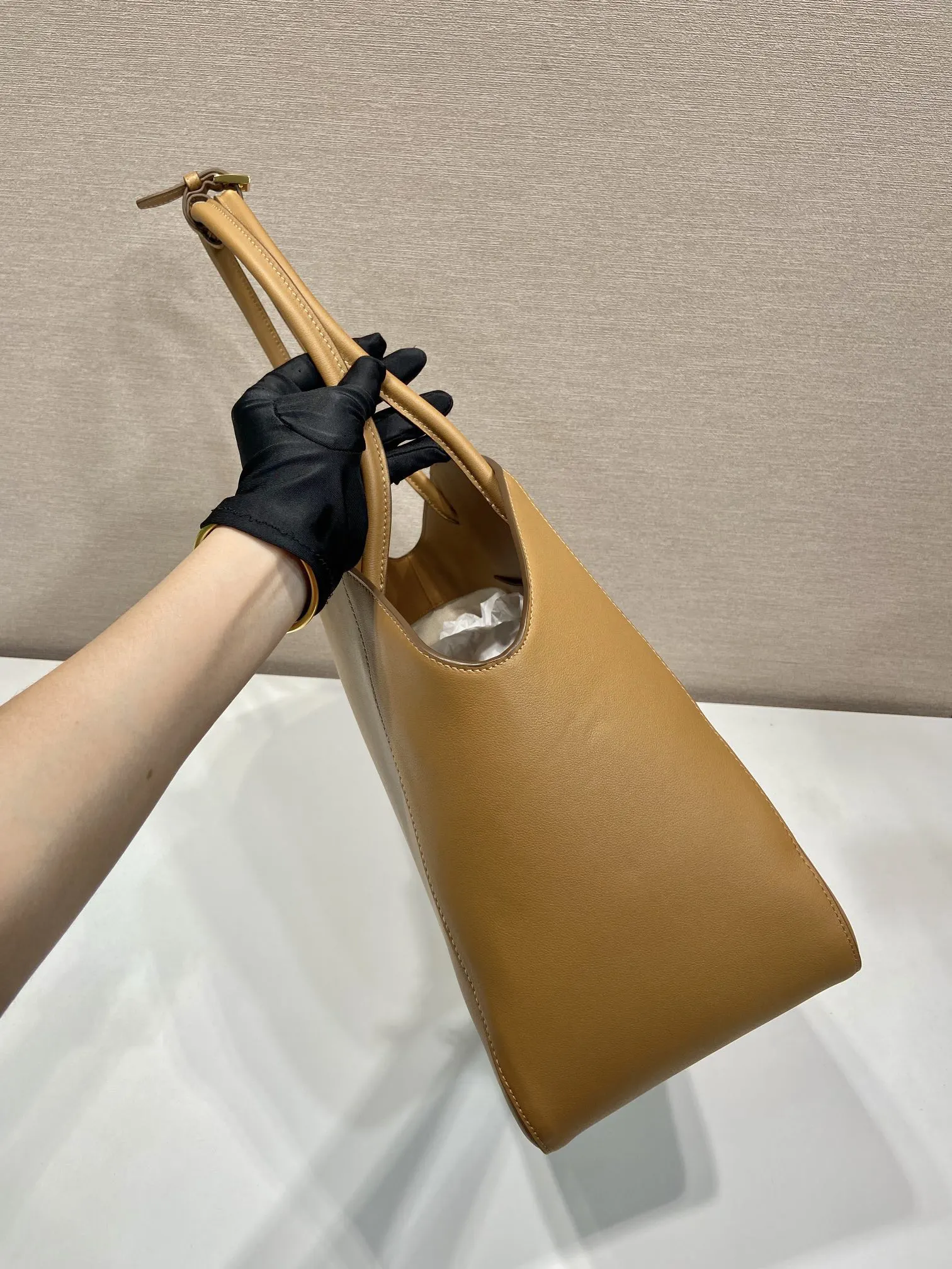 小牛皮 極簡設計 以簡約而精緻的細節 手袋綴以閃亮的金屬飾件 托特包 大容量托特款