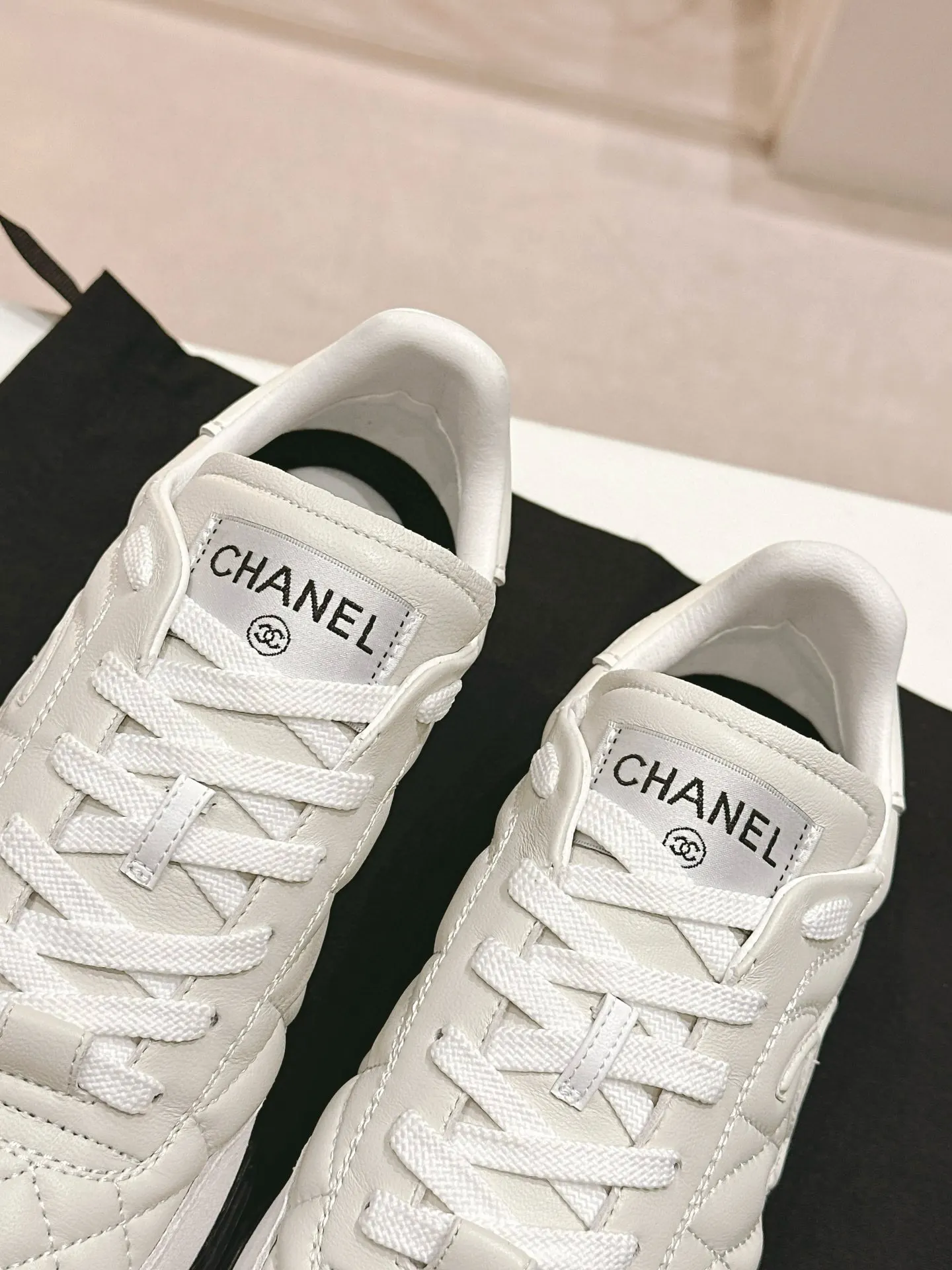 Chanel 白色羊皮休闲鞋 链条细节