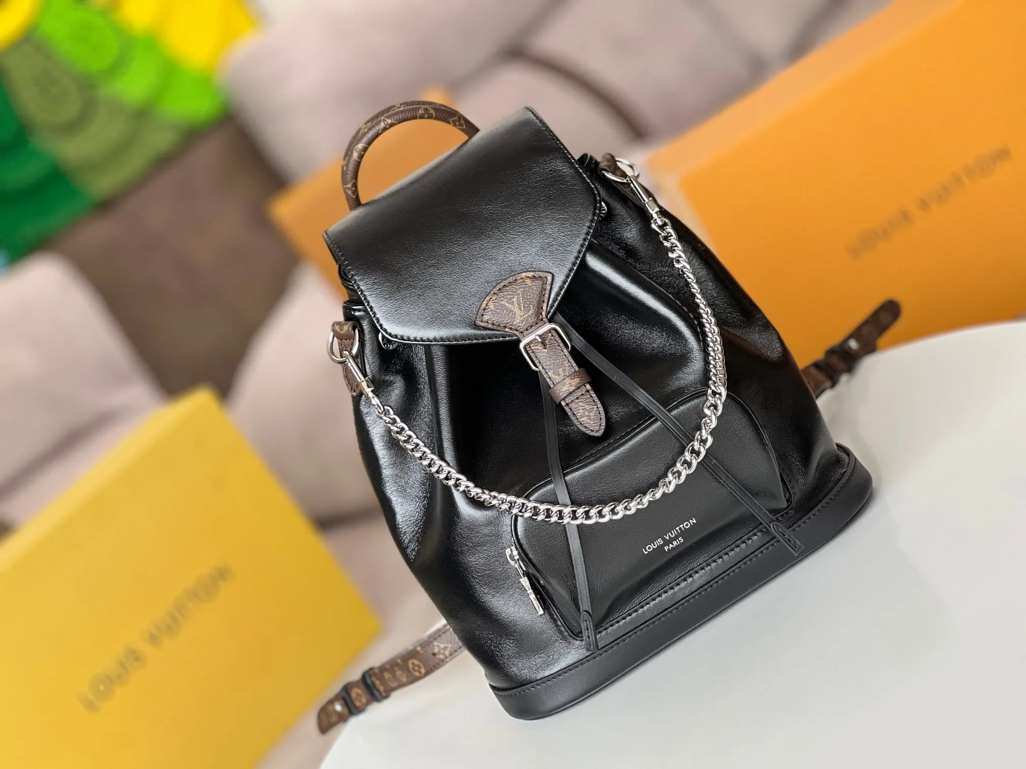 LV 黑色 羊皮 拉链前袋令小件物品稳妥随行 雙肩包 实用雙肩款