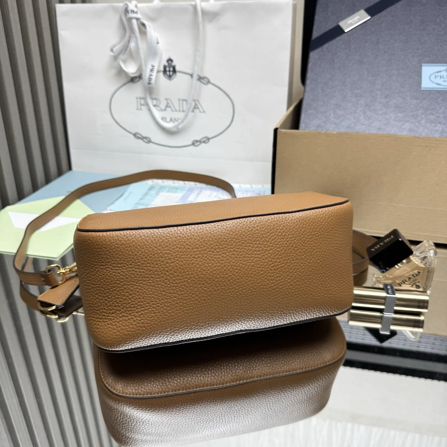 Prada 金色 皮革 斜挎包