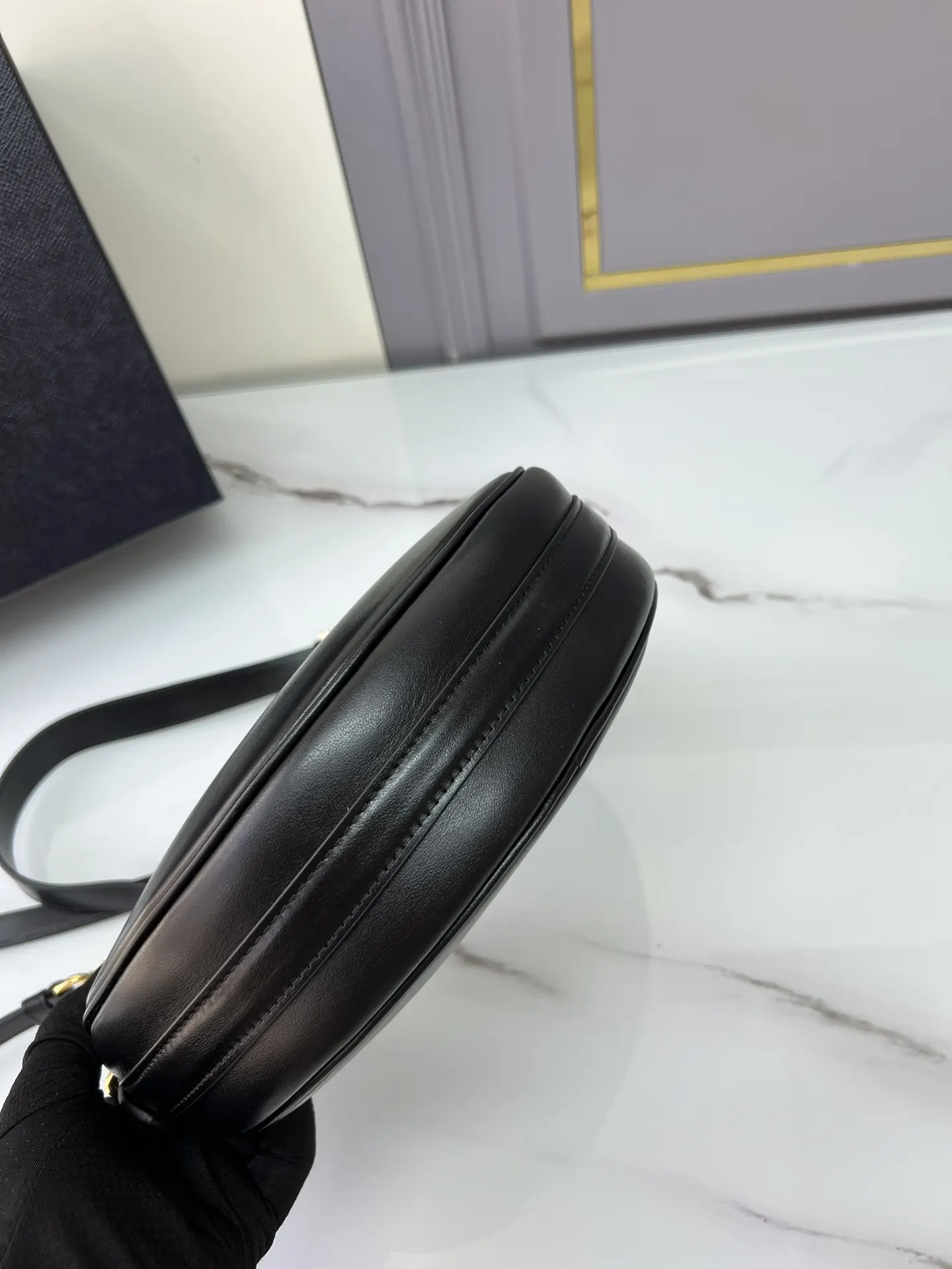 Prada 牛皮 羊皮 双肩背包 轻便实用