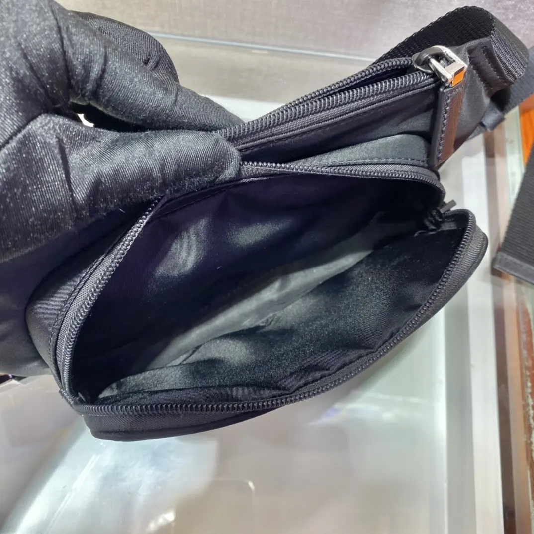 Prada 2VH128 腰包 轻便实用