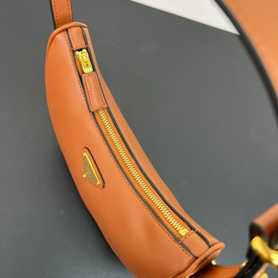 Prada 牛皮 羊皮 斜挎包
