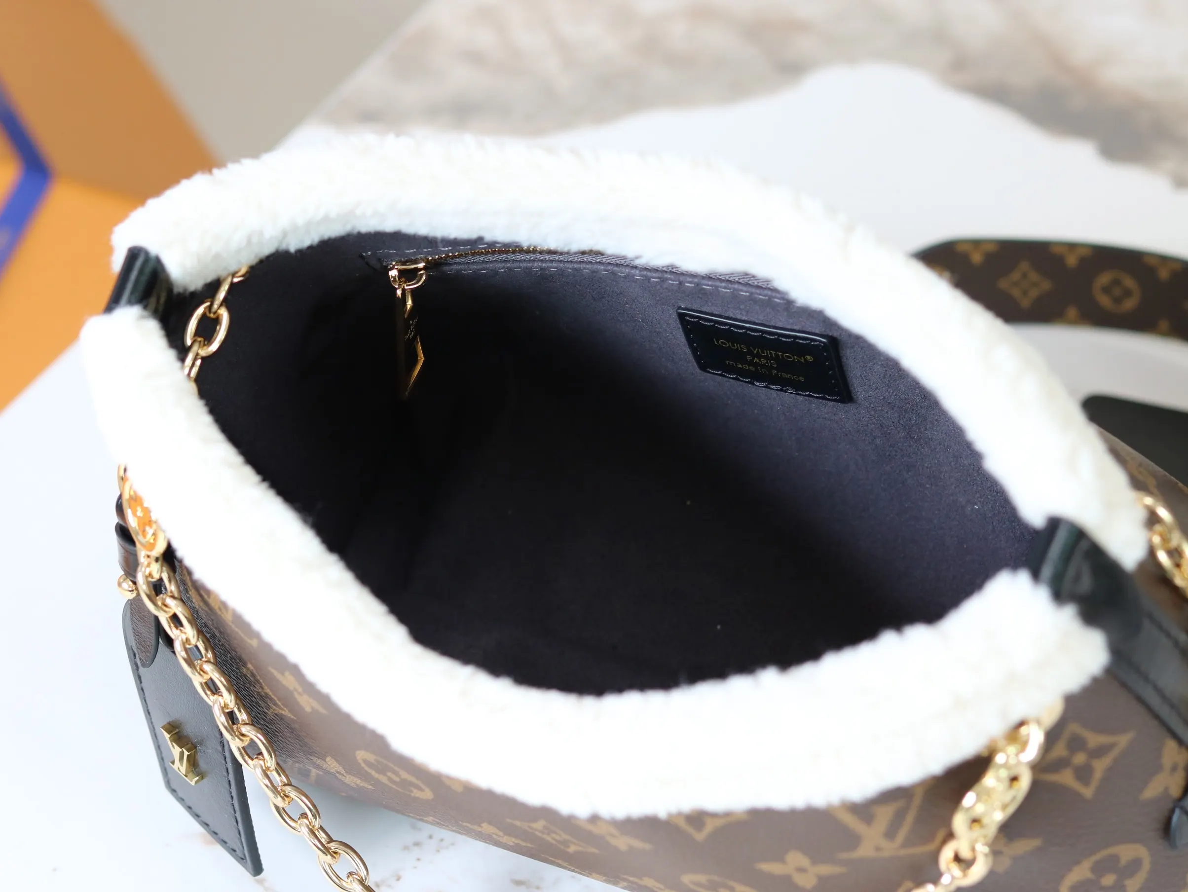LV classic Monogram, chain bag, shoulder messenger model Image 8