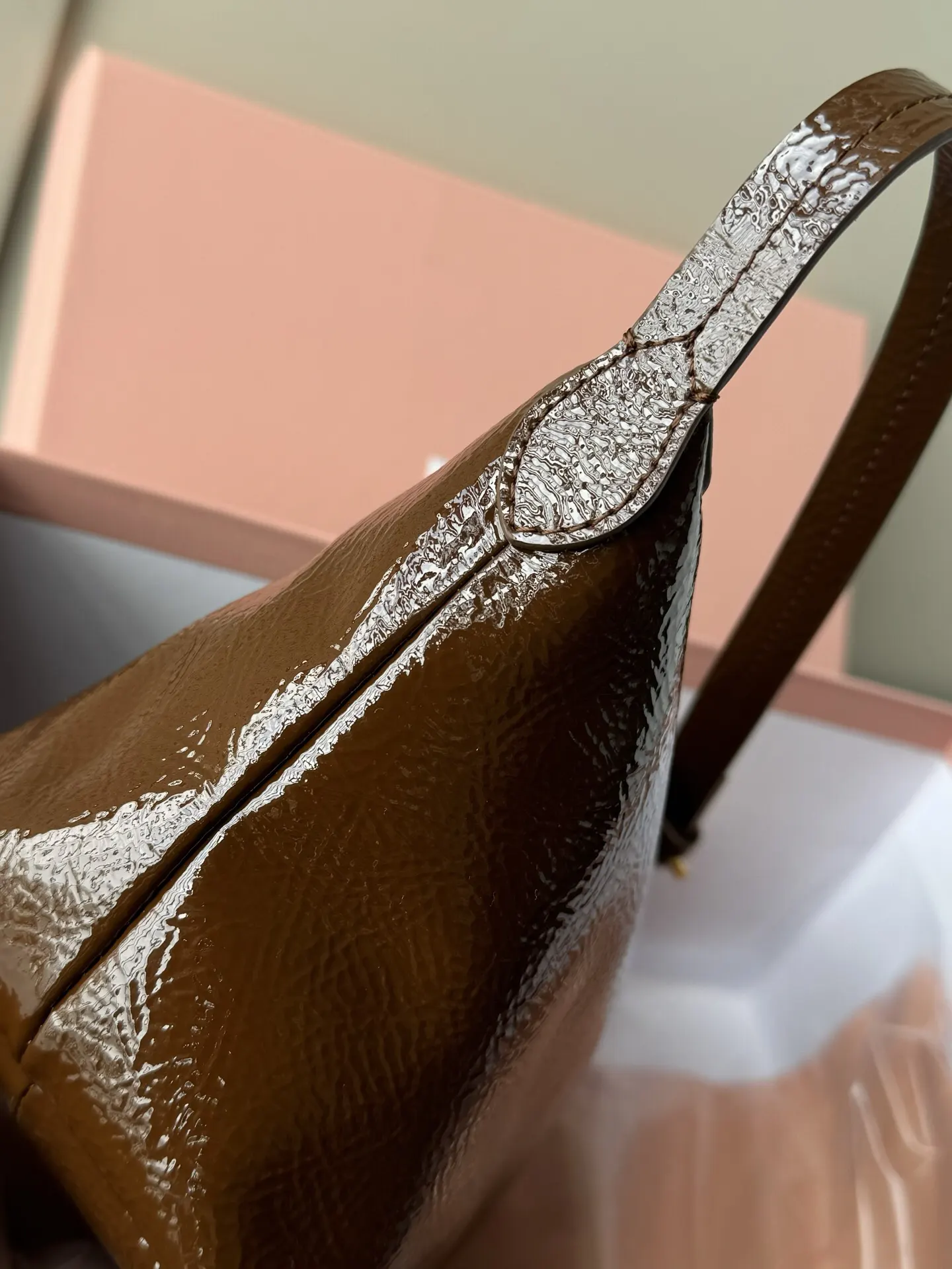 Miu 漆皮 厂价 老鼠狠货miumiu饭盒 腋下包 復古腋下背款
