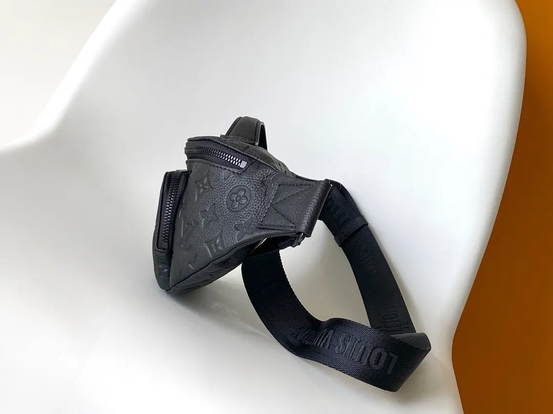 黑色 牛皮 贴身构型方便取放主隔层物品 可调节背带实现系腰 肩背 腰包 休闲腰包款