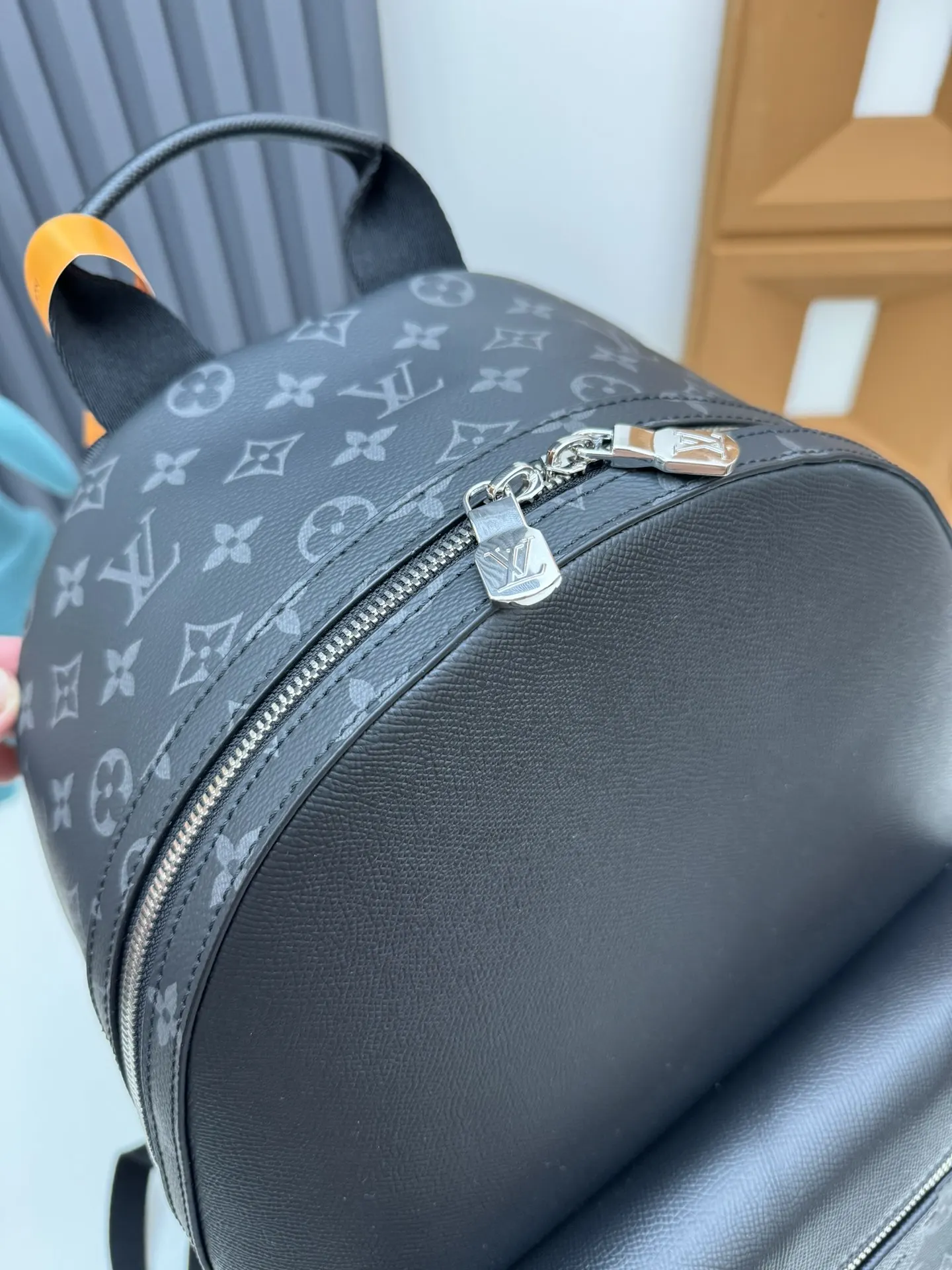 LV Mo宽敞前袋 开放式侧袋和内贴袋共同成就日常出行佳选 雙肩包 实用雙肩款