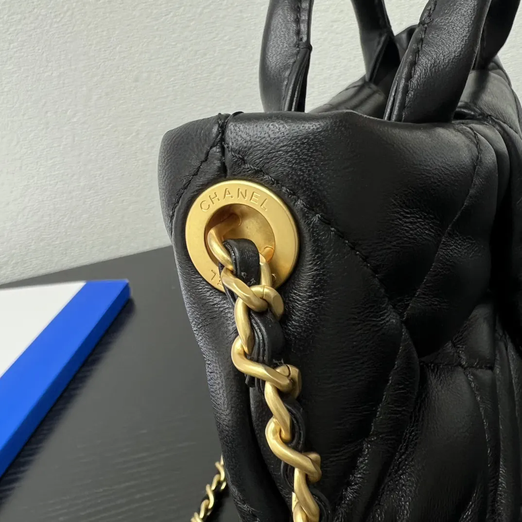 Chanel 黑色小牛皮手提鏈條包 褶皱