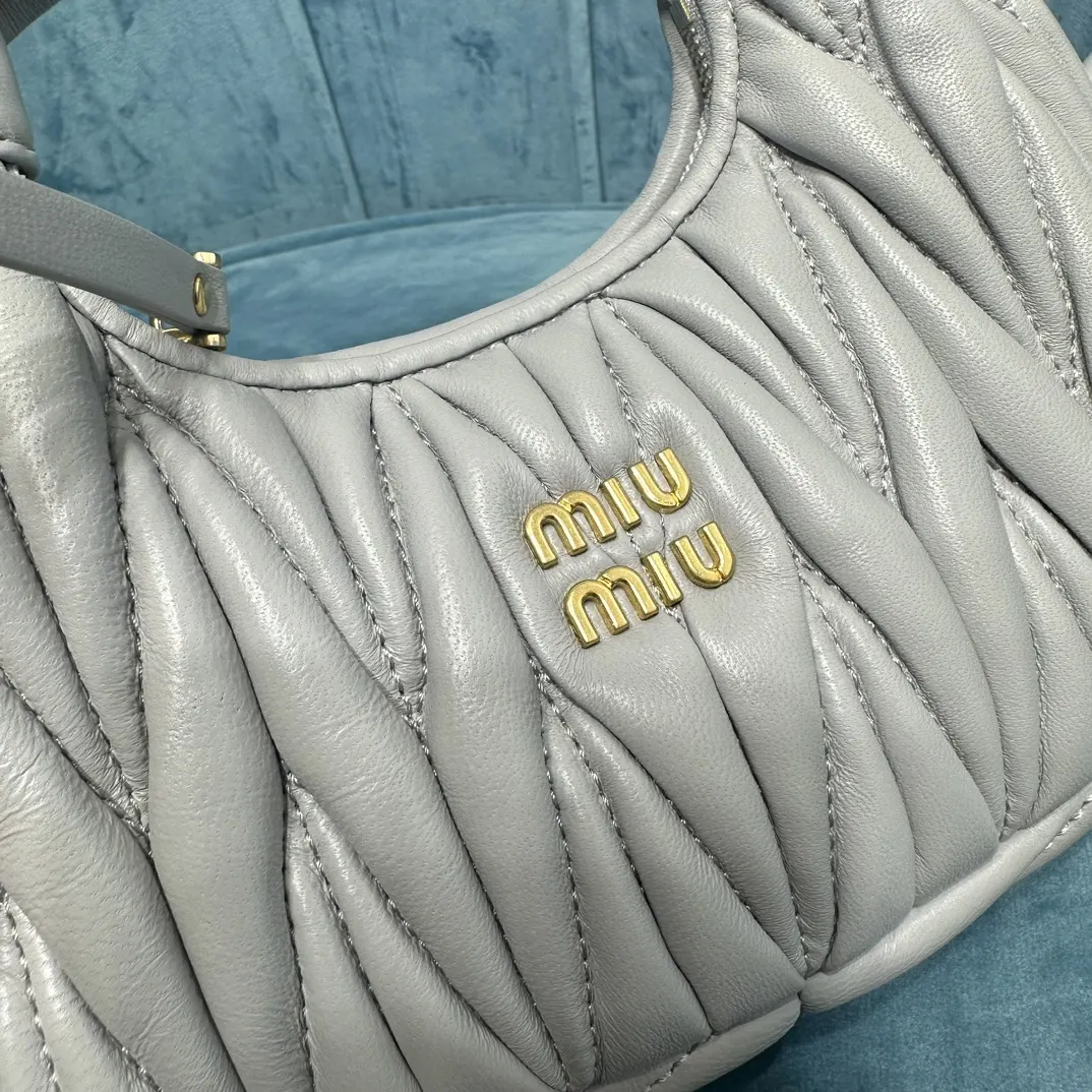 Miu 羊皮 斜背包 輕便斜挎款