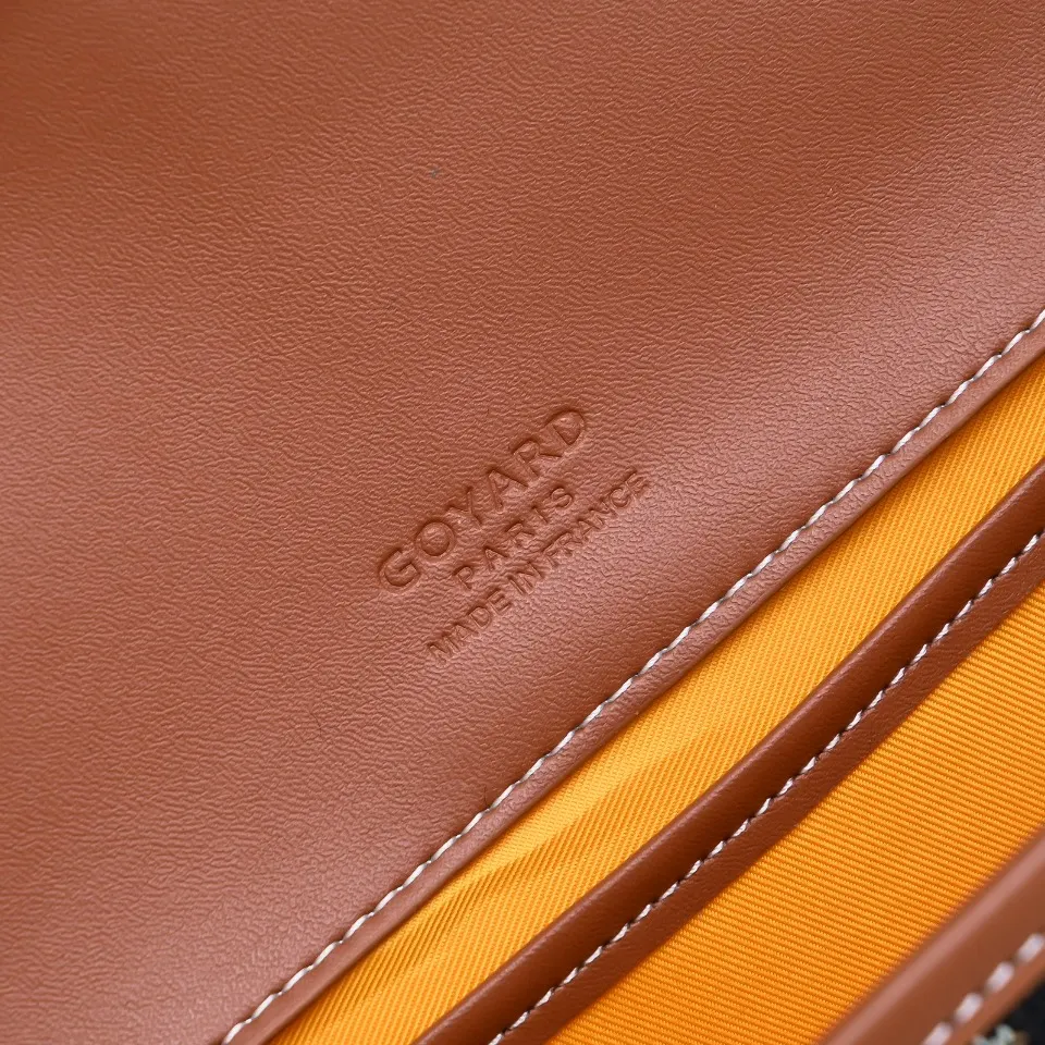 Goyard 棕色 皮質镶边以线条的方式凸显出包身轮廓 翻盖的皮質内衬亦 收納包 旅行收納款(數字9) Goyard 棕色 皮質镶边以线条的方式凸显出包身轮廓 翻盖的皮質内衬亦 收納包 旅行收納款(數字9)