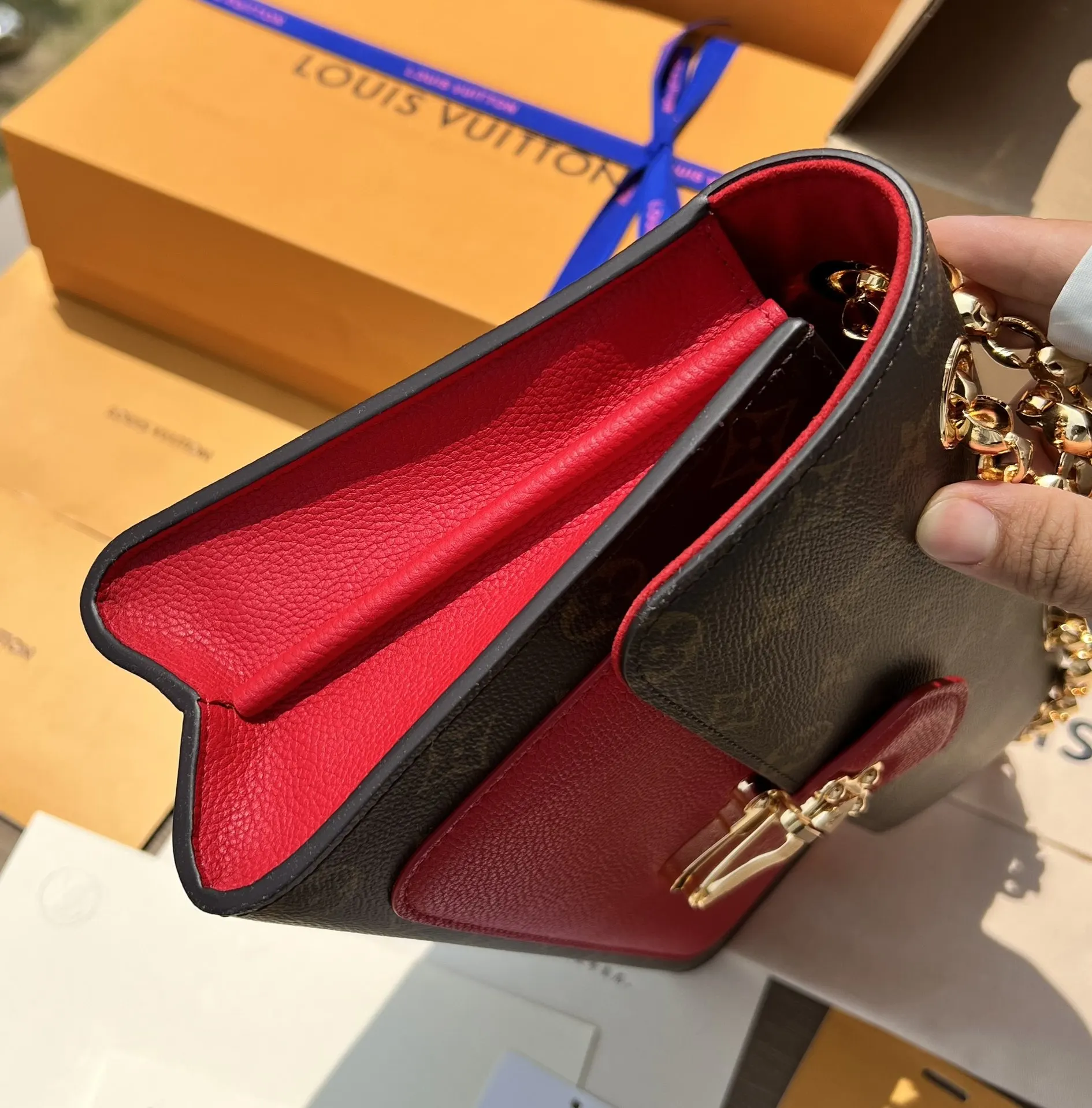 LV 金色 牛皮 滑动包链呼应經典旅行箱上的Malletage 图案可 鏈條包 精致鏈條款