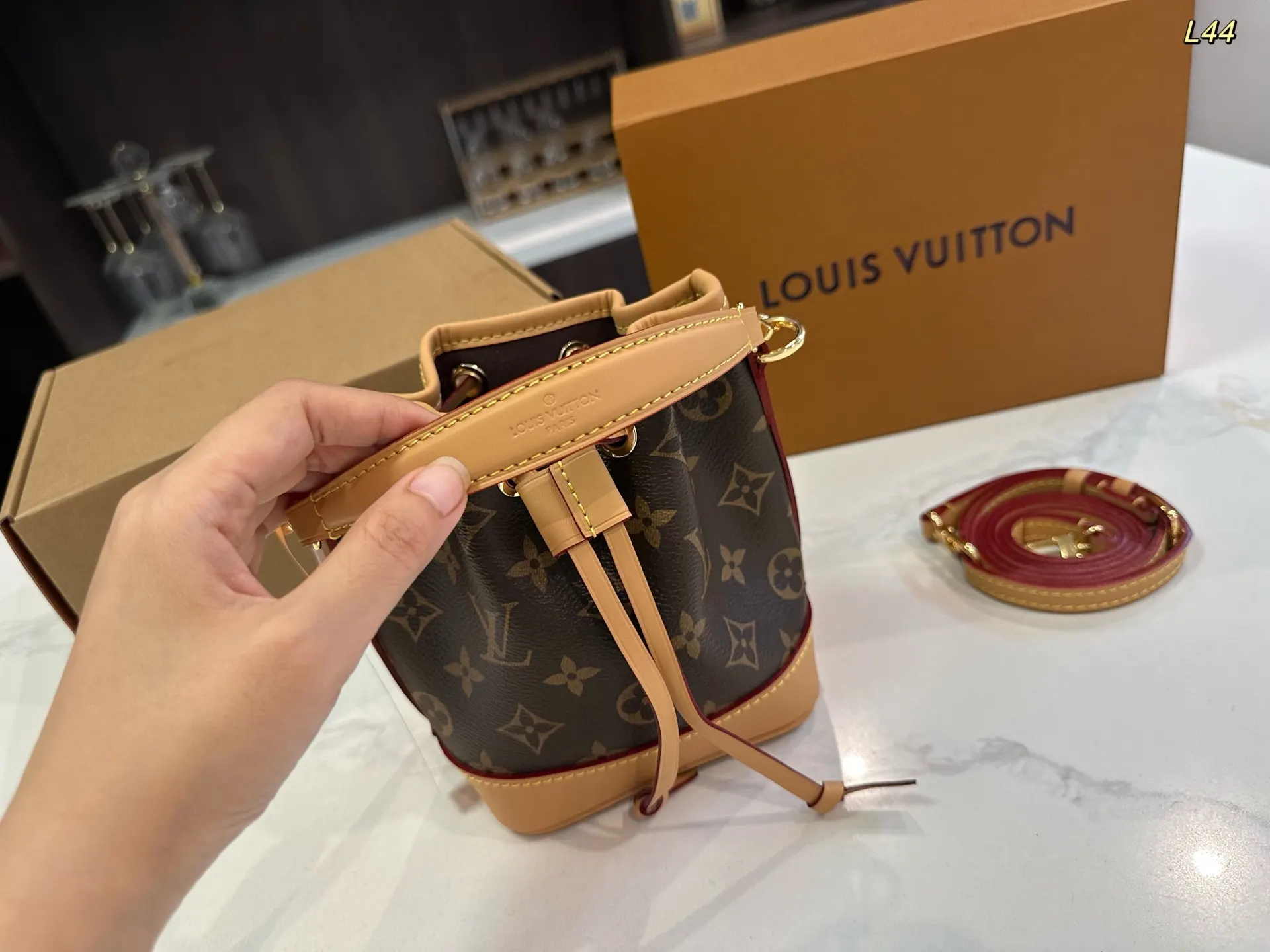 LV 钢五金 水桶包 休闲水桶款