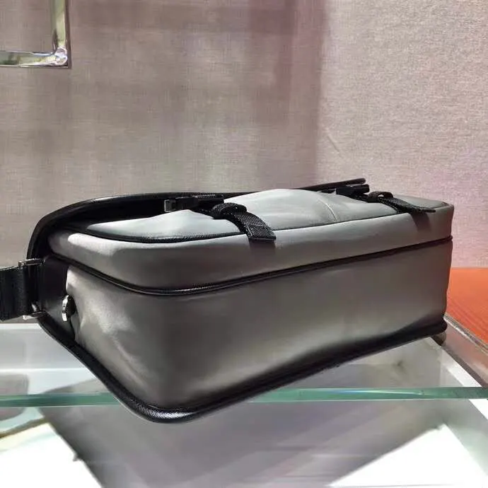PRADA 2VD768B Re-Nylon尼龙 Saffiano十字纹牛皮 三角标 邮差包 通勤百搭款