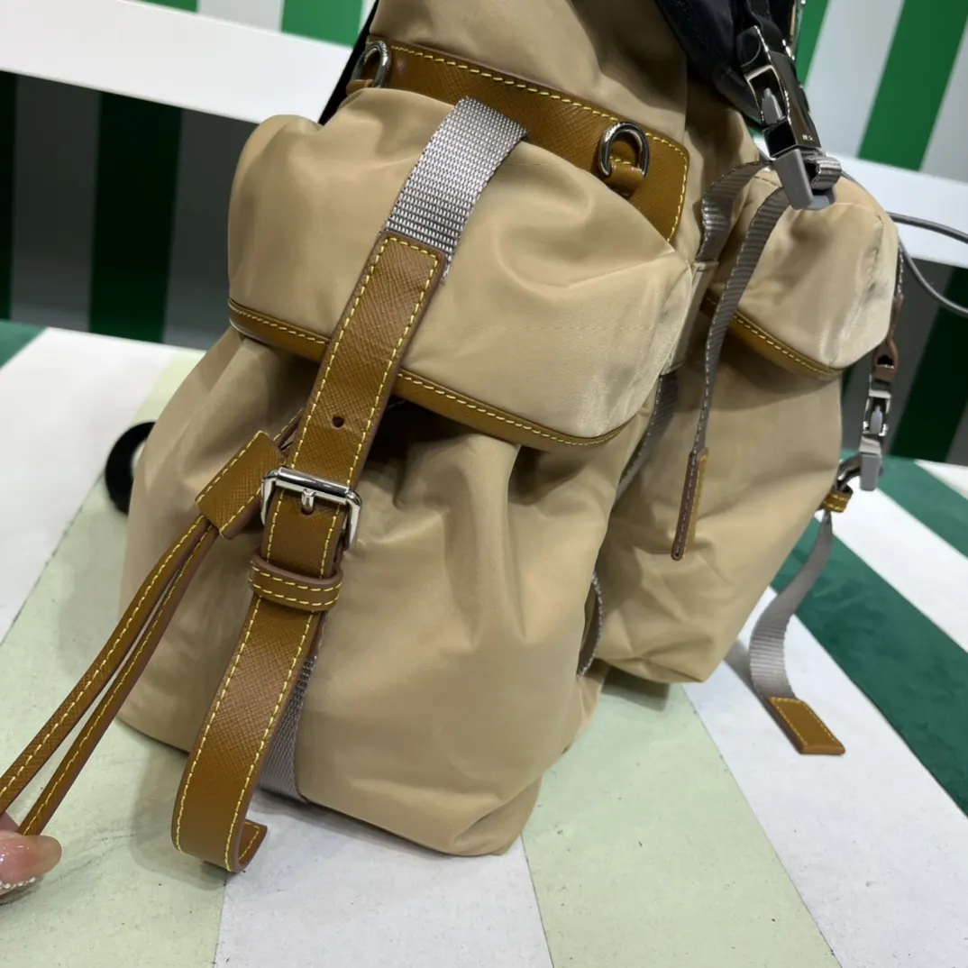 Prada 小牛皮 双肩包 实用双肩款