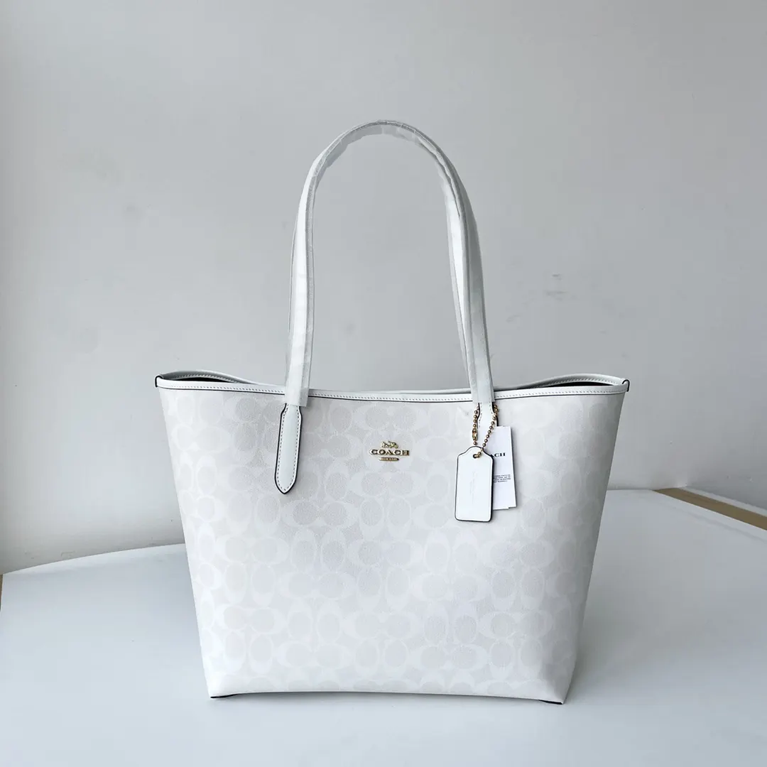 Coach 老花 帆布 新奥莱款双面托特包 的老花图案可以 大容量托特款