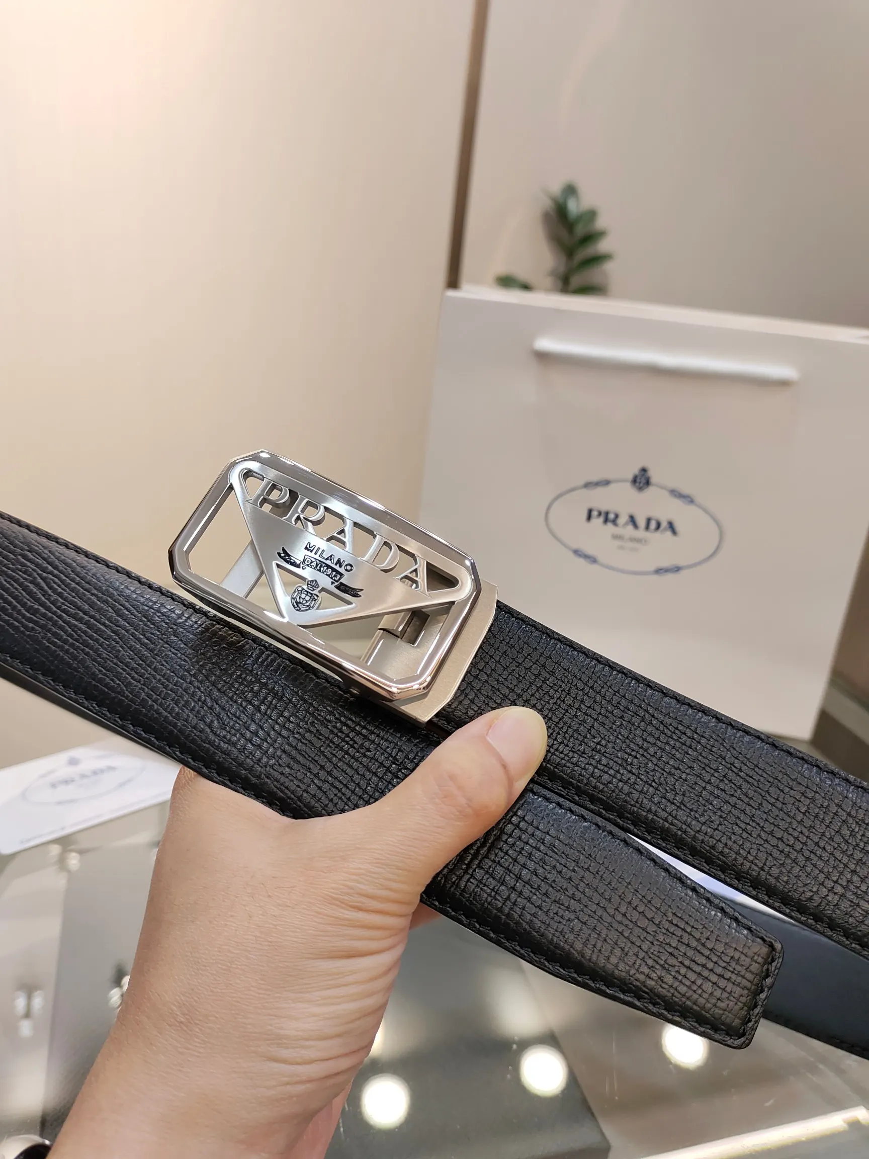 PRADA 腰带 通勤搭配款