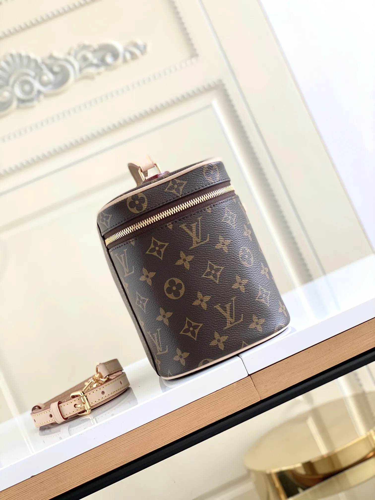 老花 翻盖内侧的隐藏式拉链袋可存放尤其贵重的私人物品 化妆包 便携收纳款