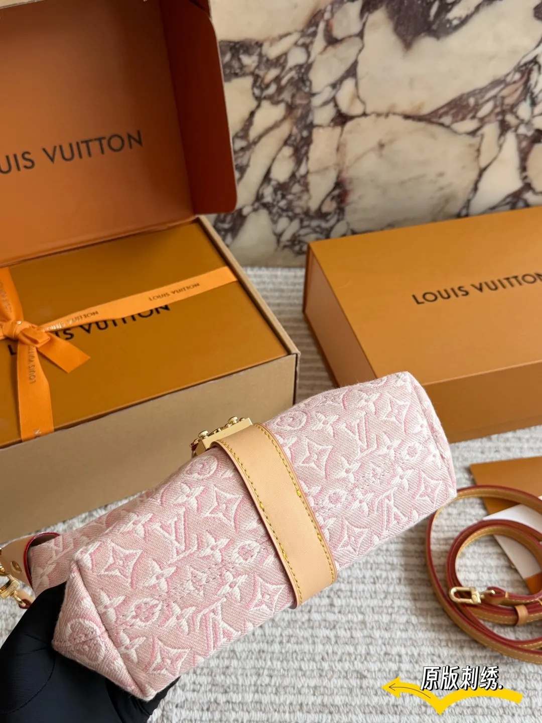 LV 老花 粉色 丹宁 盒 Pochette Mia 粉色刺绣丹宁 双肩包 实用双肩款
