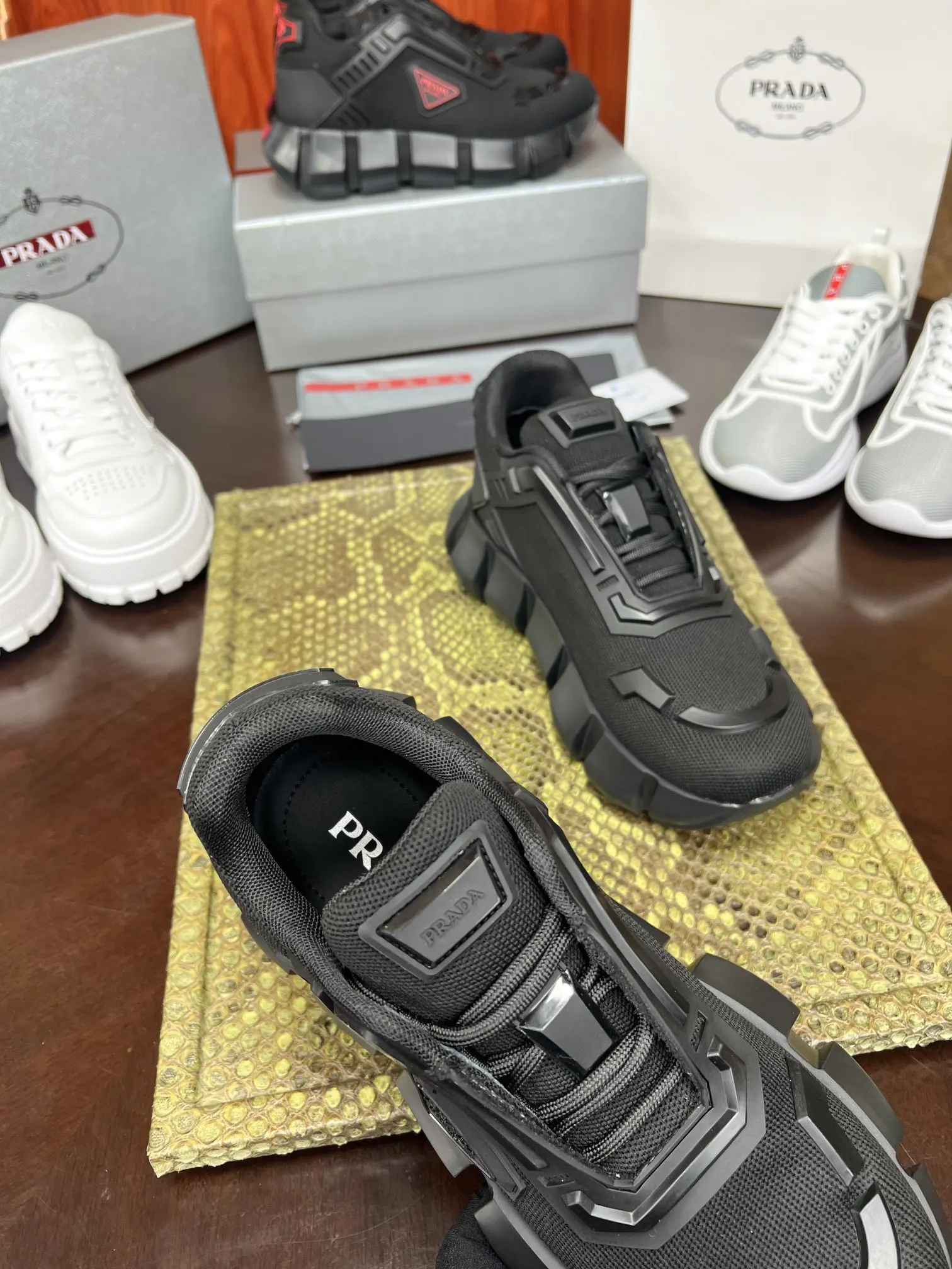 Prada 牛皮 休闲鞋 舒适