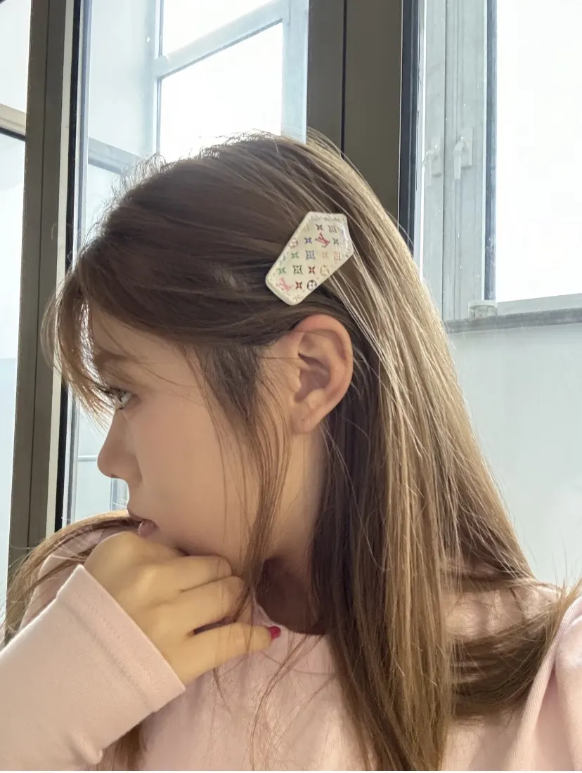 LV 白色 皮革 印花 Monogram 发夹 发饰点缀款